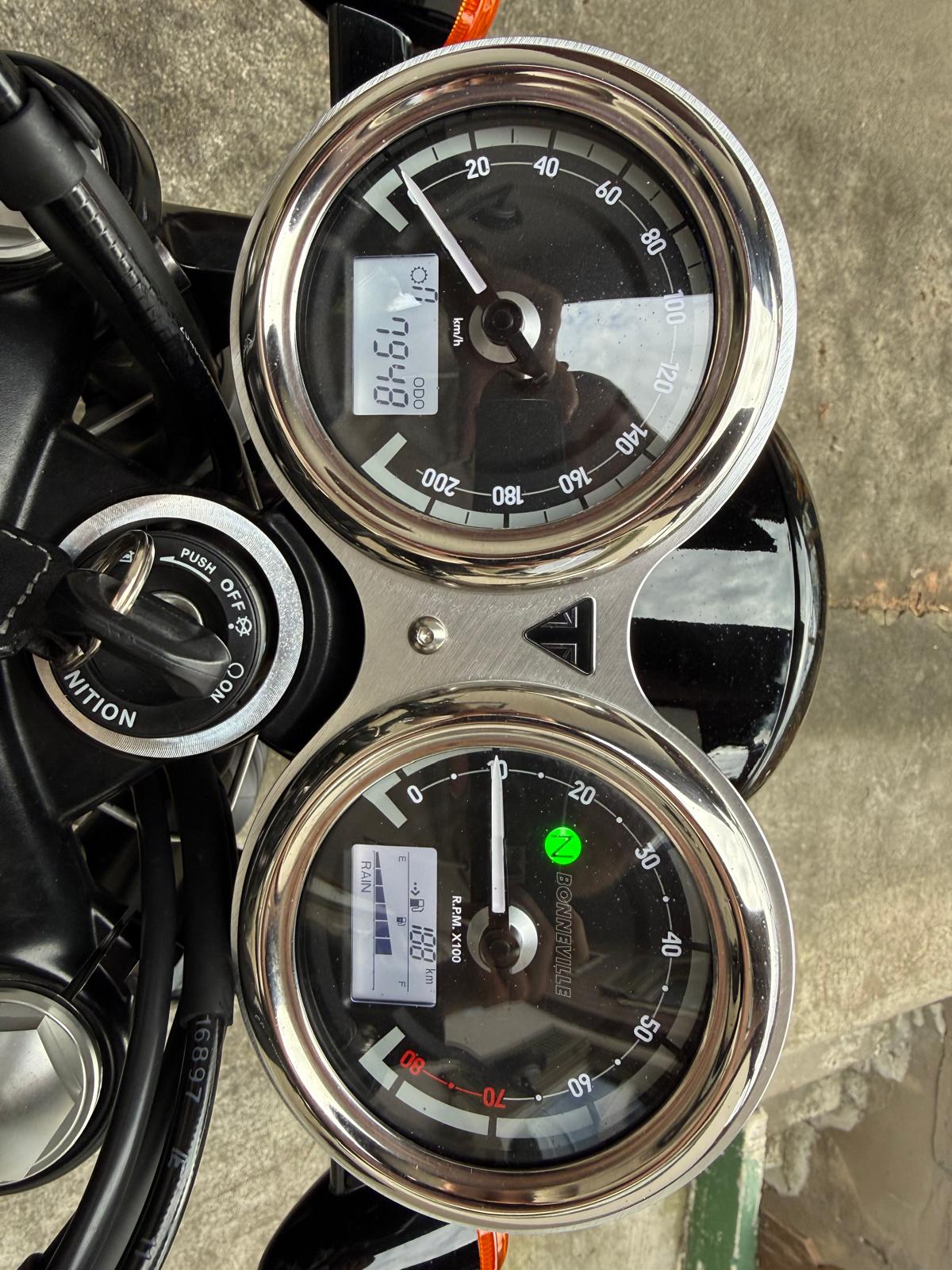 TRIUMPH Bonneville T120 Black-image-4