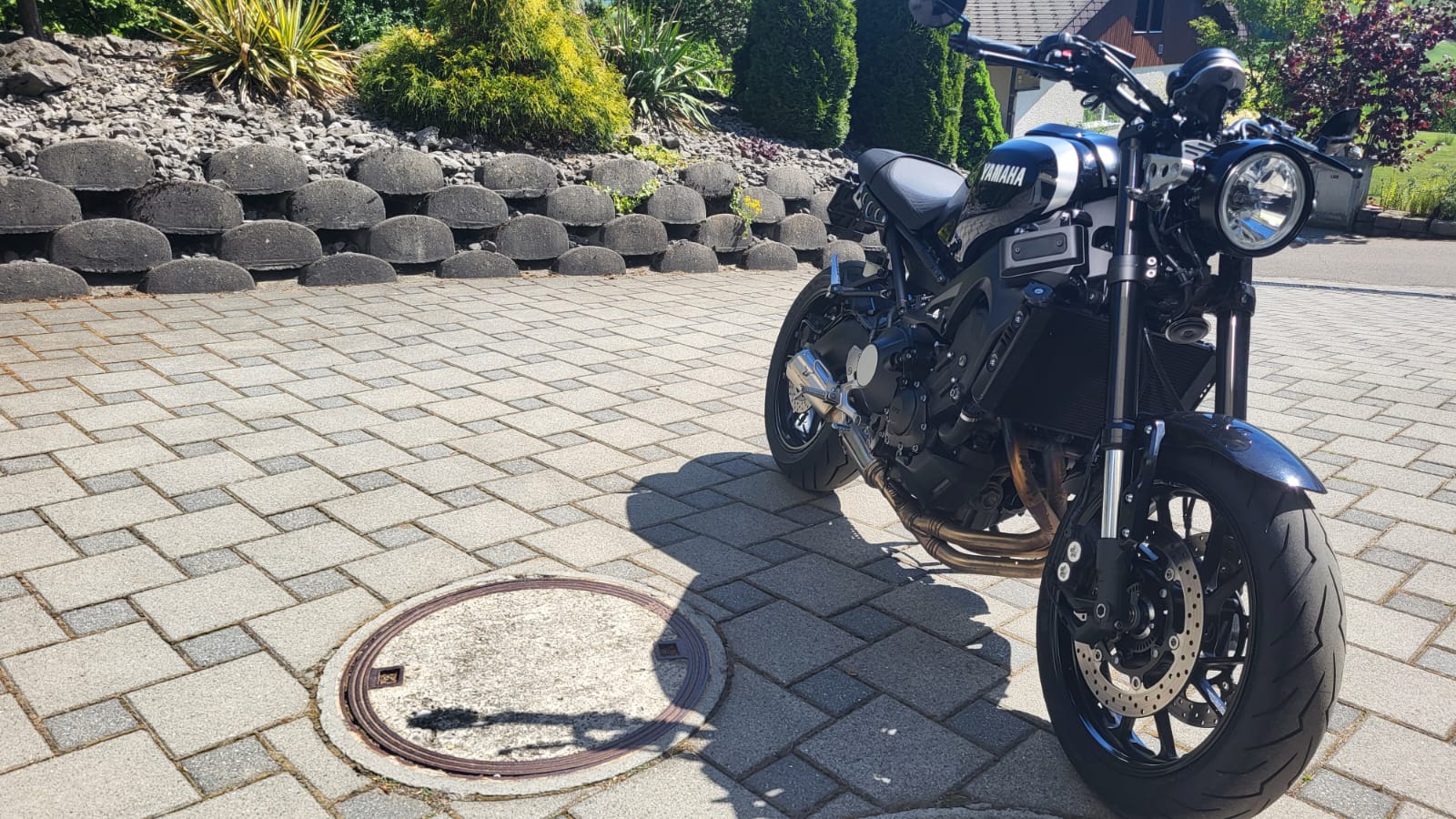 YAMAHA XSR 900-image-1