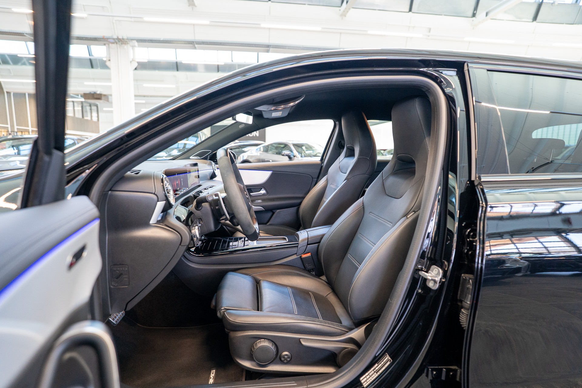 MERCEDES-BENZ A 45 S AMG 4matic+ / Burmester / Ambiente-beleuchtung / Alcantara-Lenkrad-image-11
