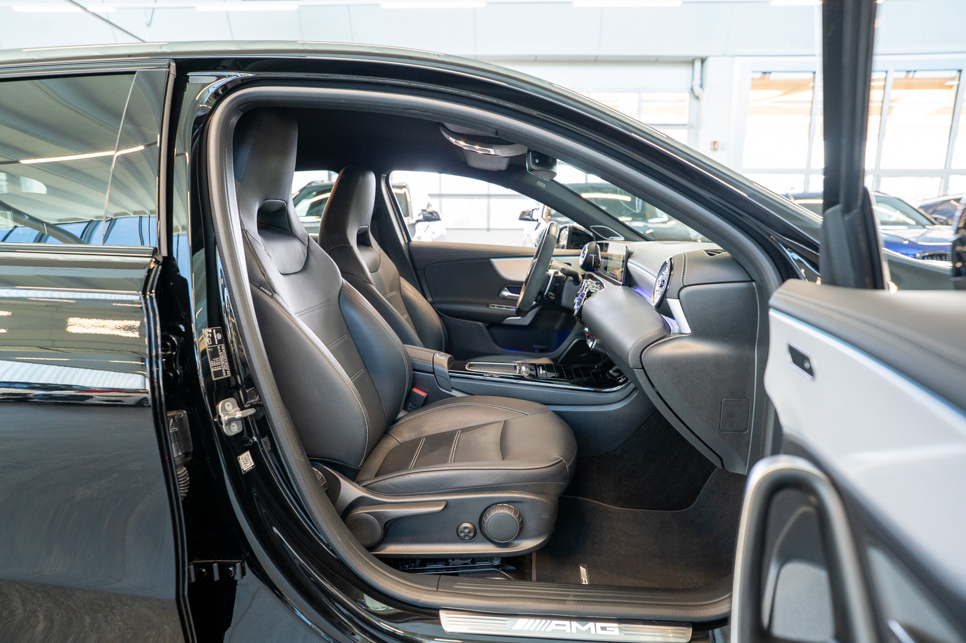 MERCEDES-BENZ A 45 S AMG 4matic+ / Burmester / Ambiente-beleuchtung / Alcantara-Lenkrad-image-14