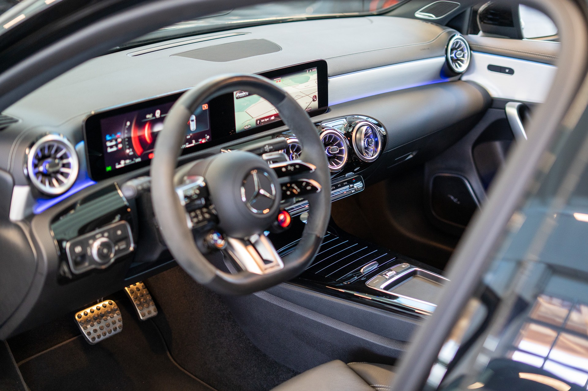 MERCEDES-BENZ A 45 S AMG 4matic+ / Burmester / Ambiente-beleuchtung / Alcantara-Lenkrad-image-10