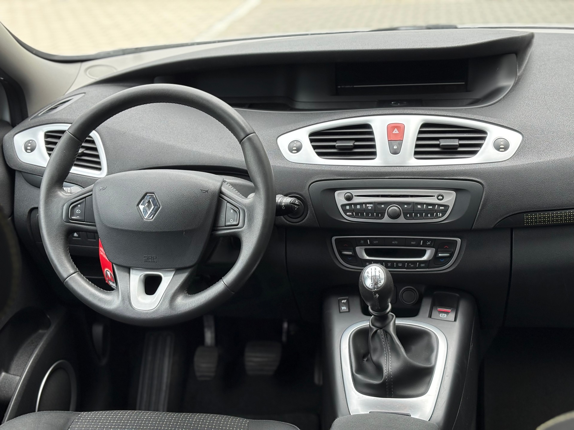 RENAULT Scénic 1.4 16V Turbo Privilège-image-12