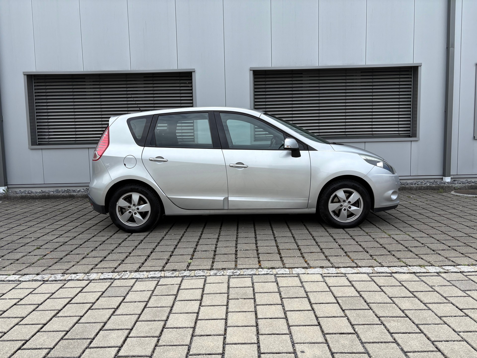 RENAULT Scénic 1.4 16V Turbo Privilège-image-11