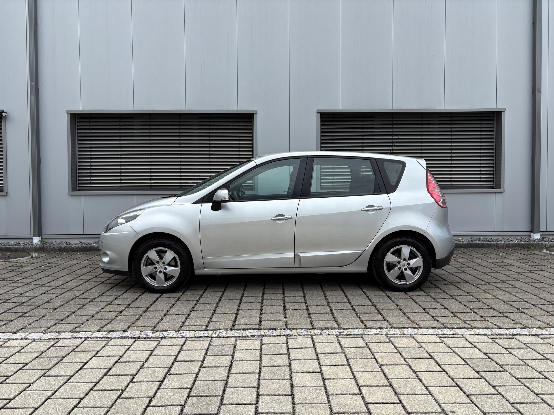 RENAULT Scénic 1.4 16V Turbo Privilège-image-10