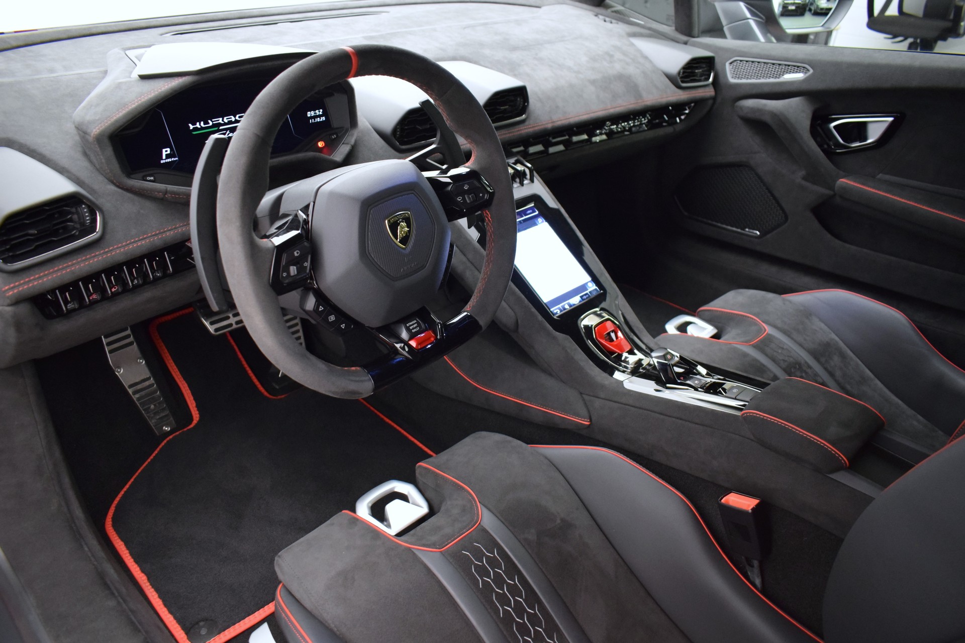 LAMBORGHINI Huracan Sterrato LP610-4 "Bianco Monocerus", 1 / 1499" Original Lamborghini Garantie bis Aug. 2027-showroom-element-1