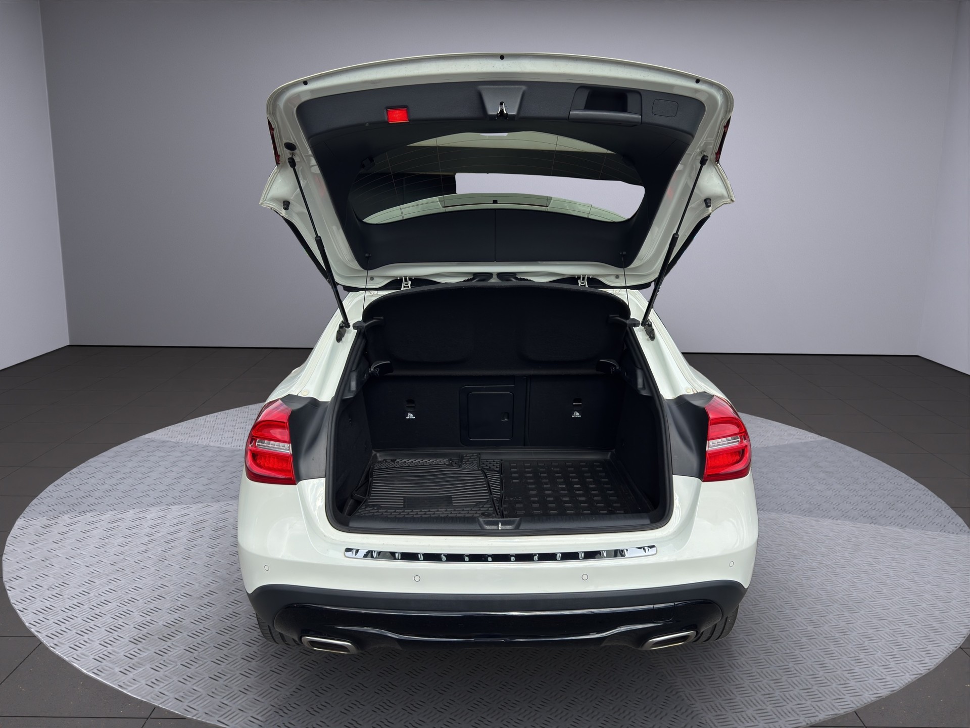MERCEDES-BENZ GLA 200 Night Star 7G-DCT-image-16