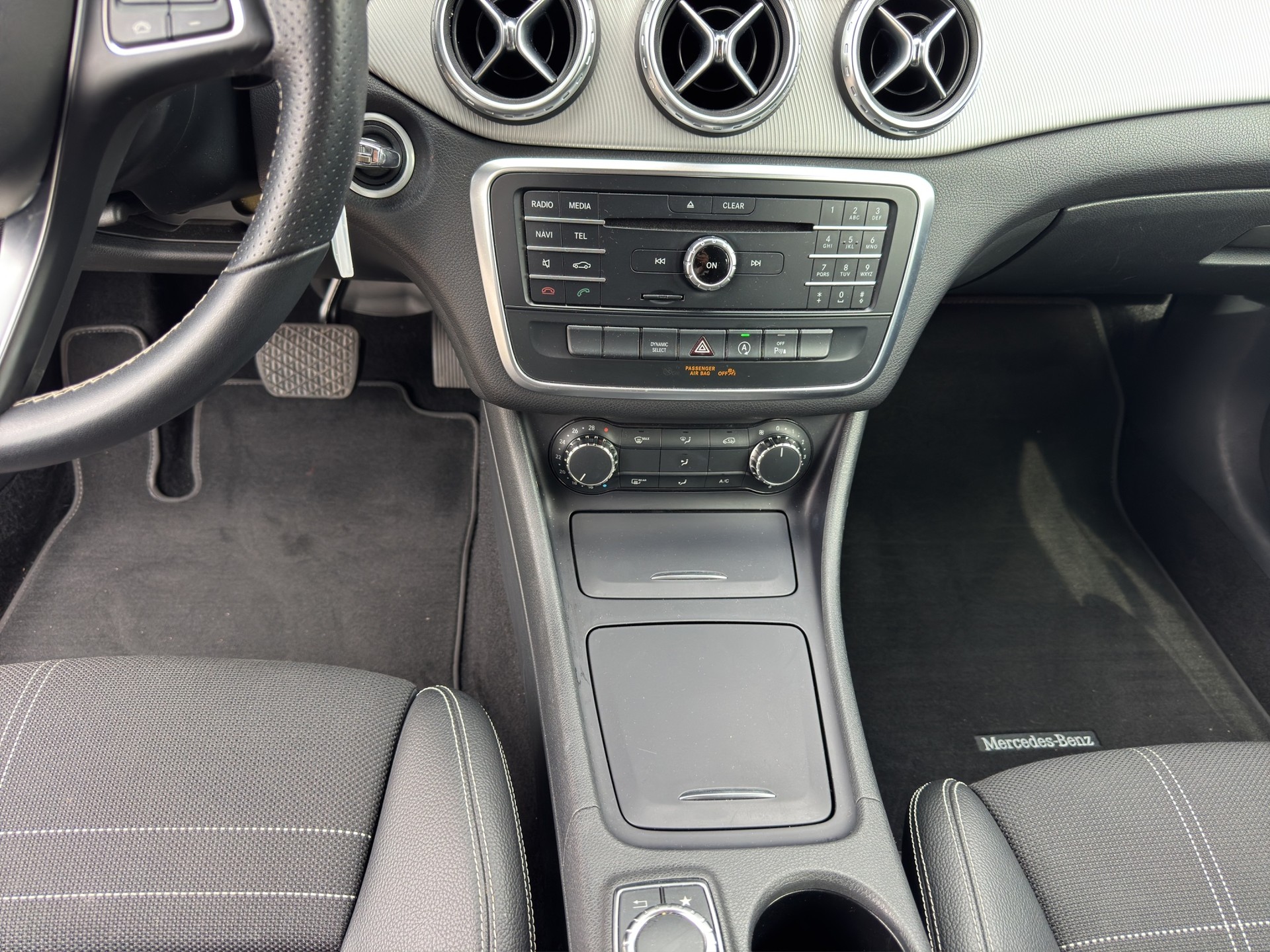 MERCEDES-BENZ GLA 200 Night Star 7G-DCT-image-12