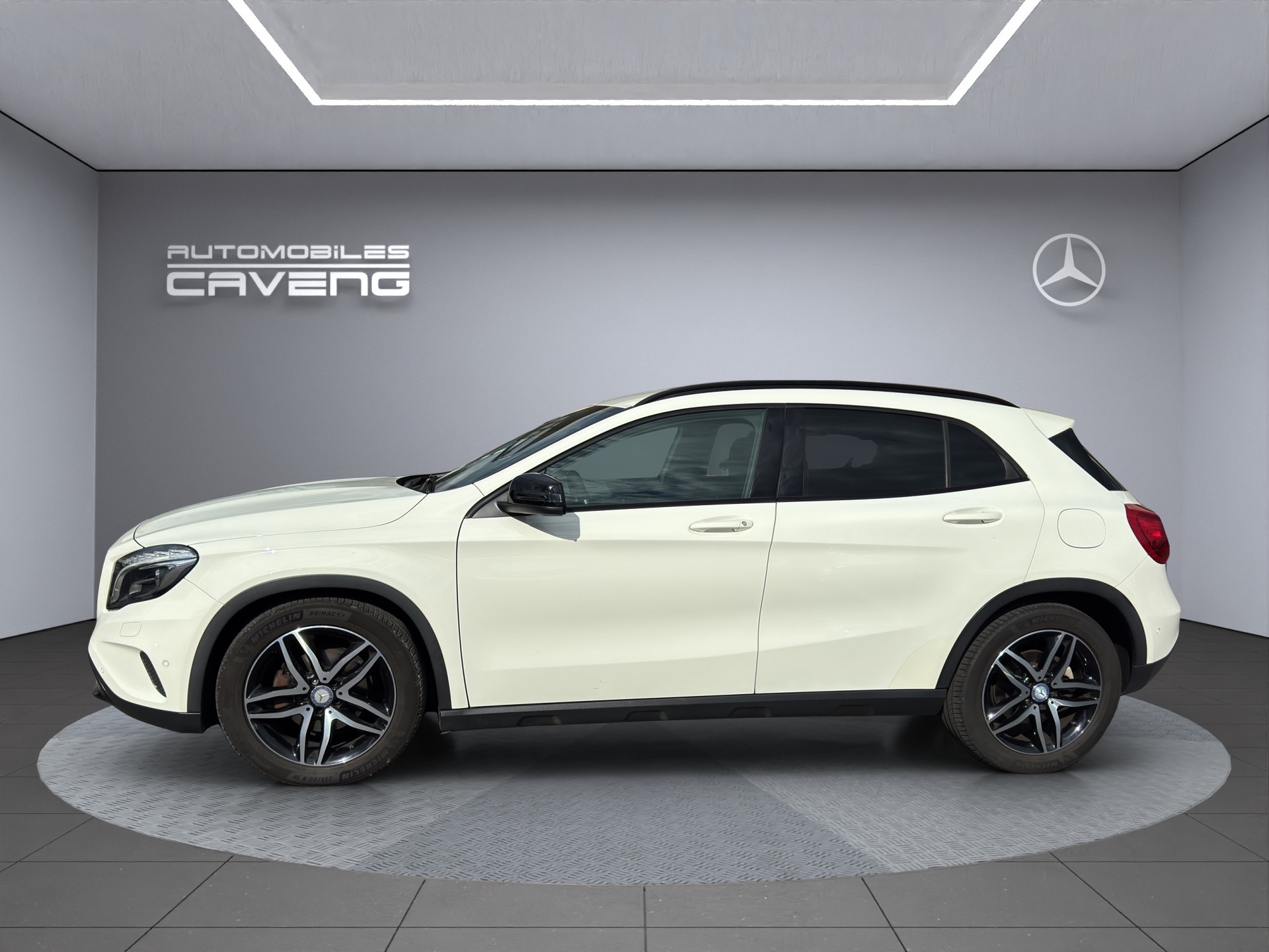 MERCEDES-BENZ GLA 200 Night Star 7G-DCT-showroom-element-1