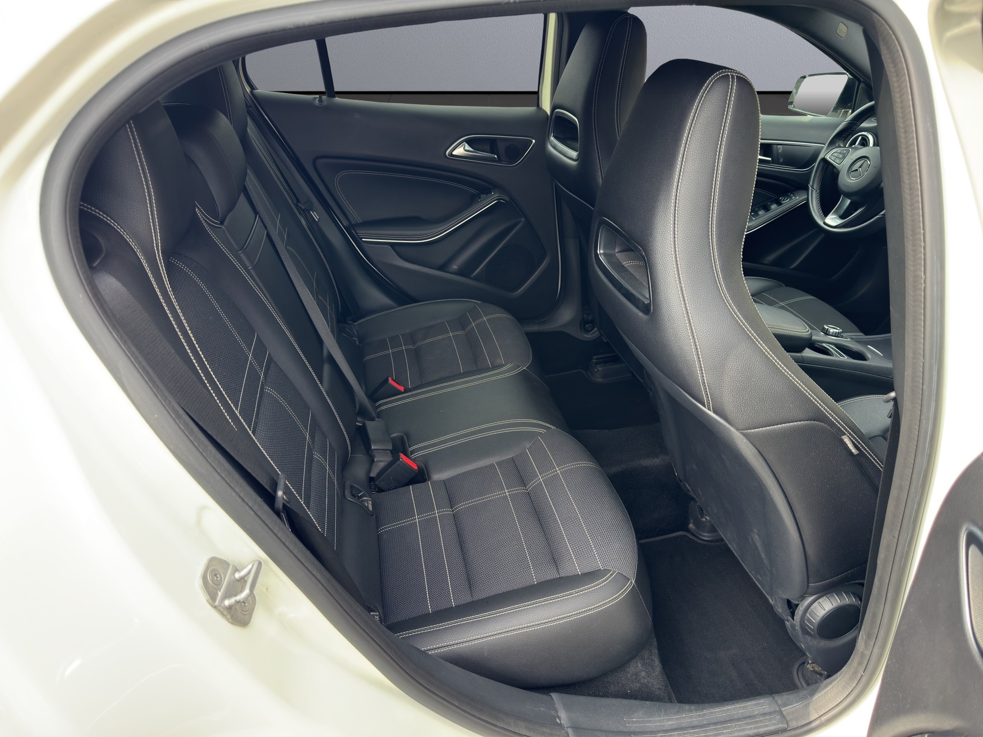 MERCEDES-BENZ GLA 200 Night Star 7G-DCT-image-15