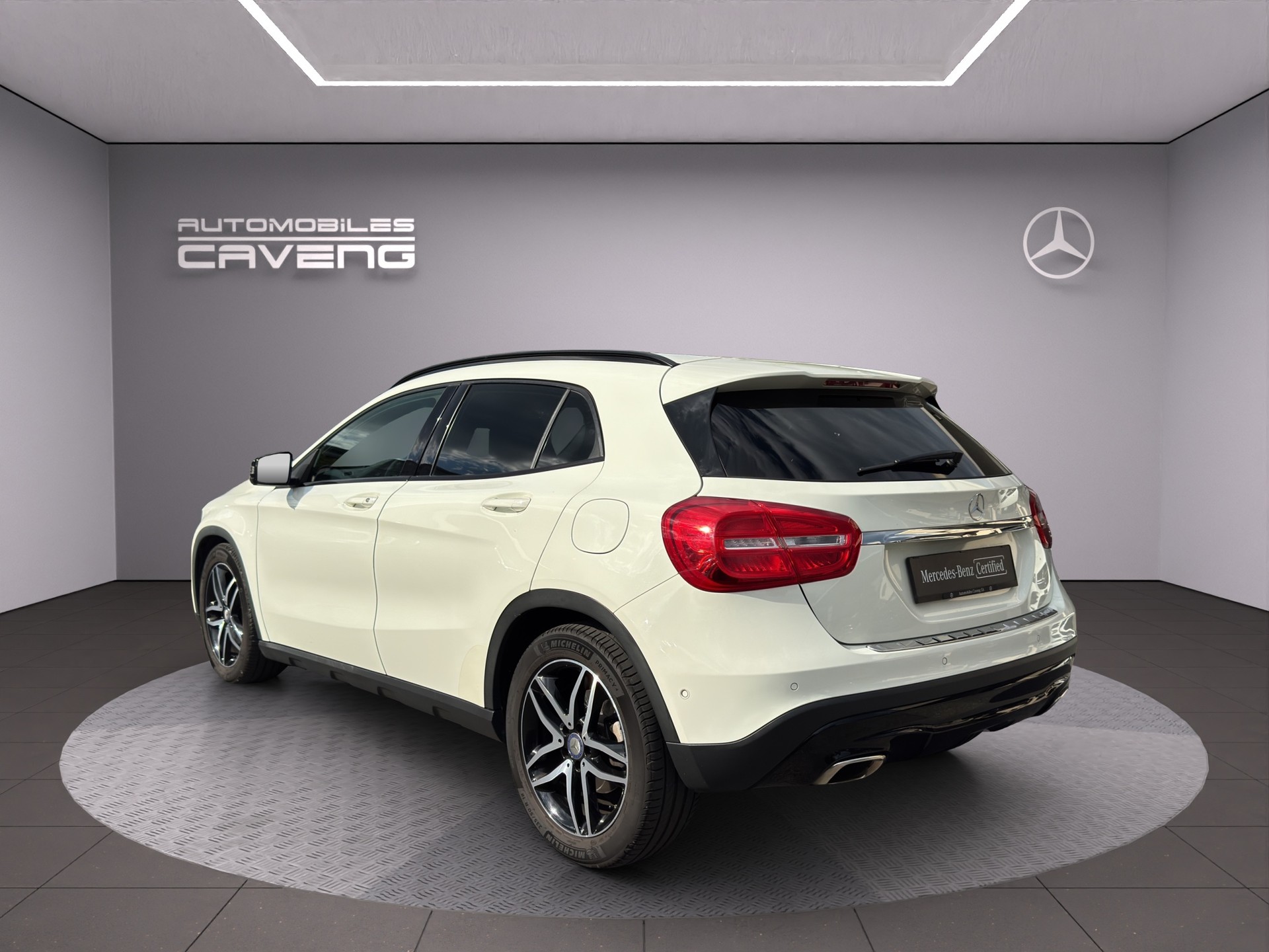 MERCEDES-BENZ GLA 200 Night Star 7G-DCT-showroom-element-2