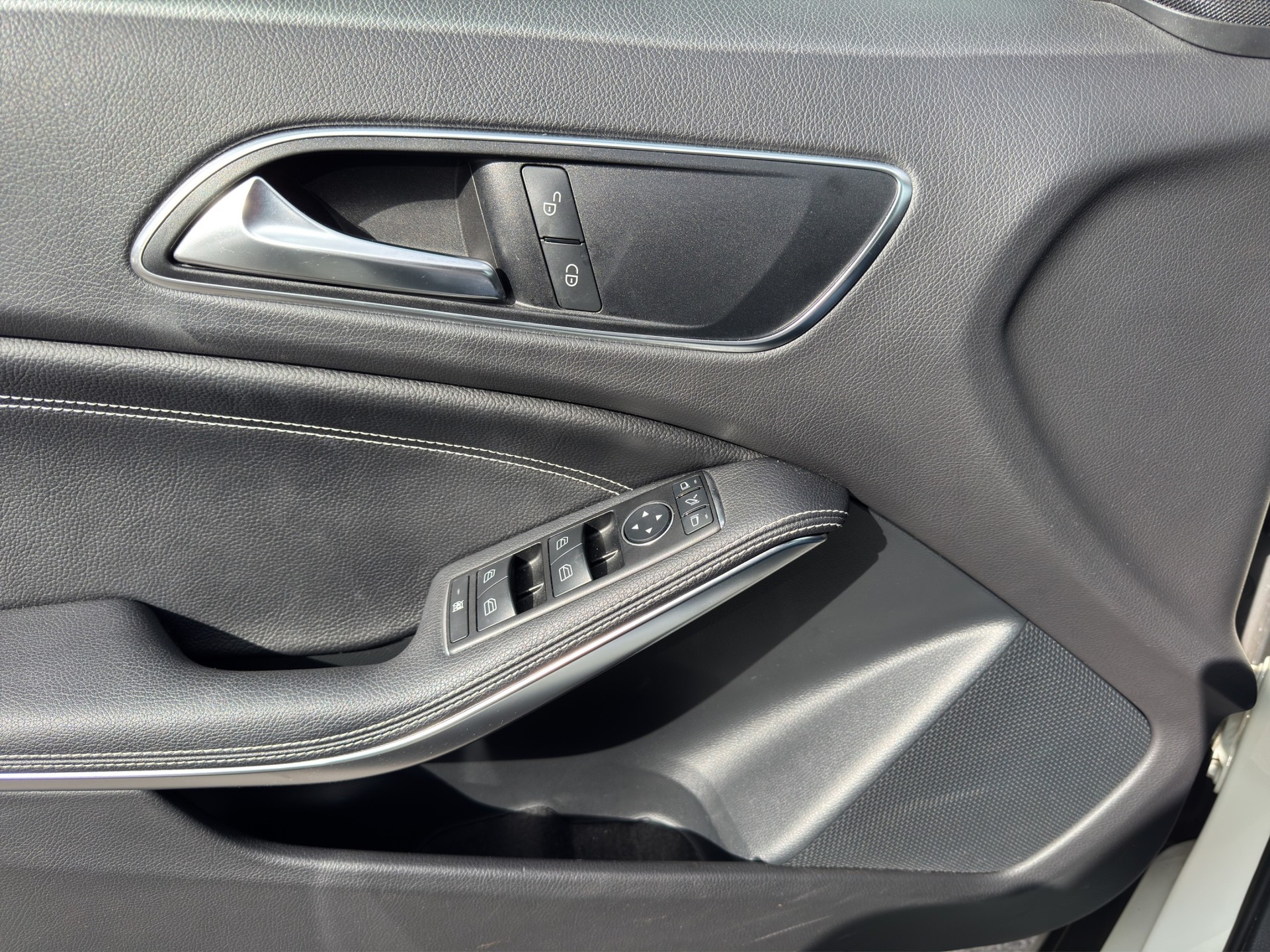 MERCEDES-BENZ GLA 200 Night Star 7G-DCT-image-8