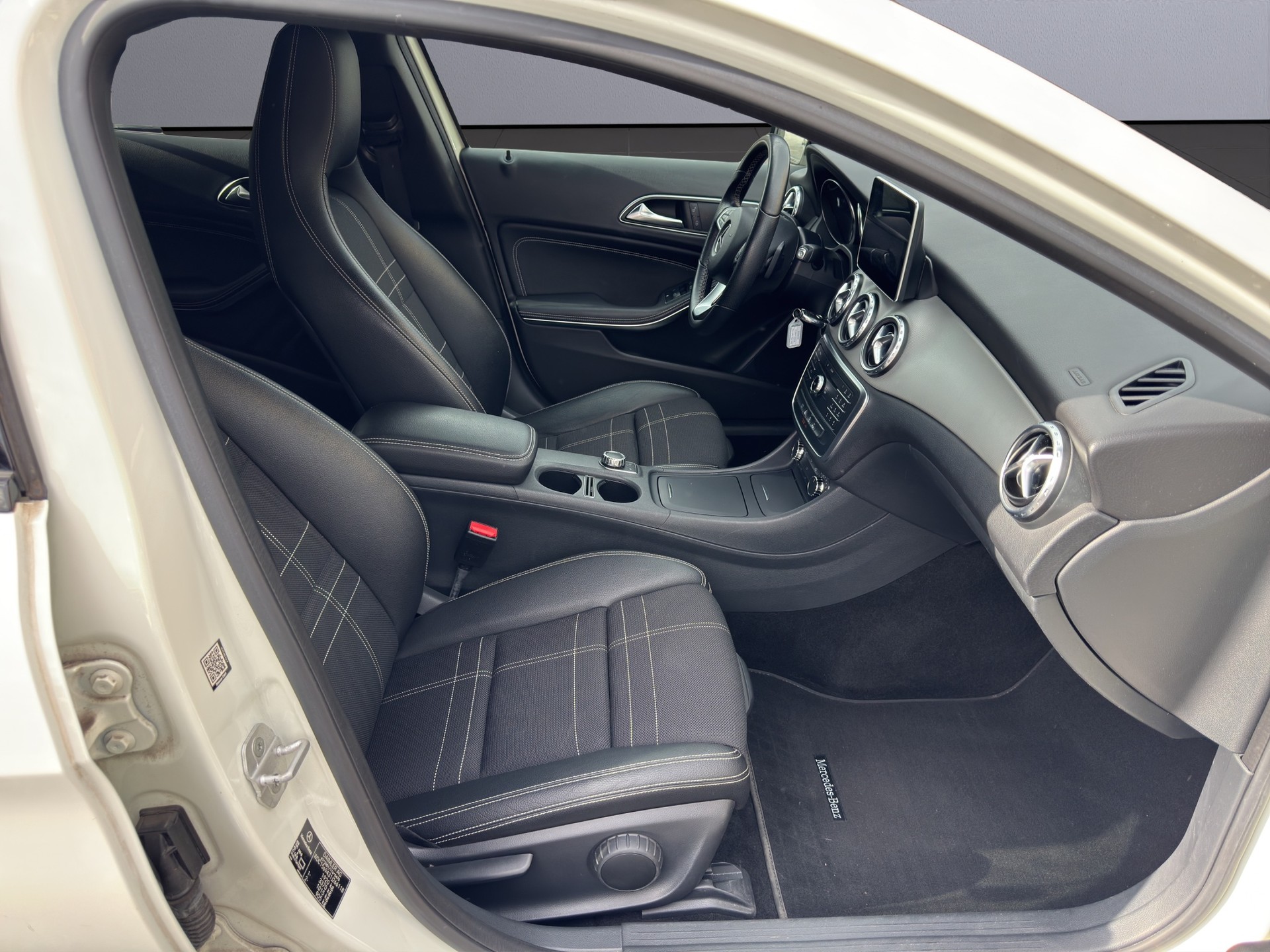 MERCEDES-BENZ GLA 200 Night Star 7G-DCT-image-14