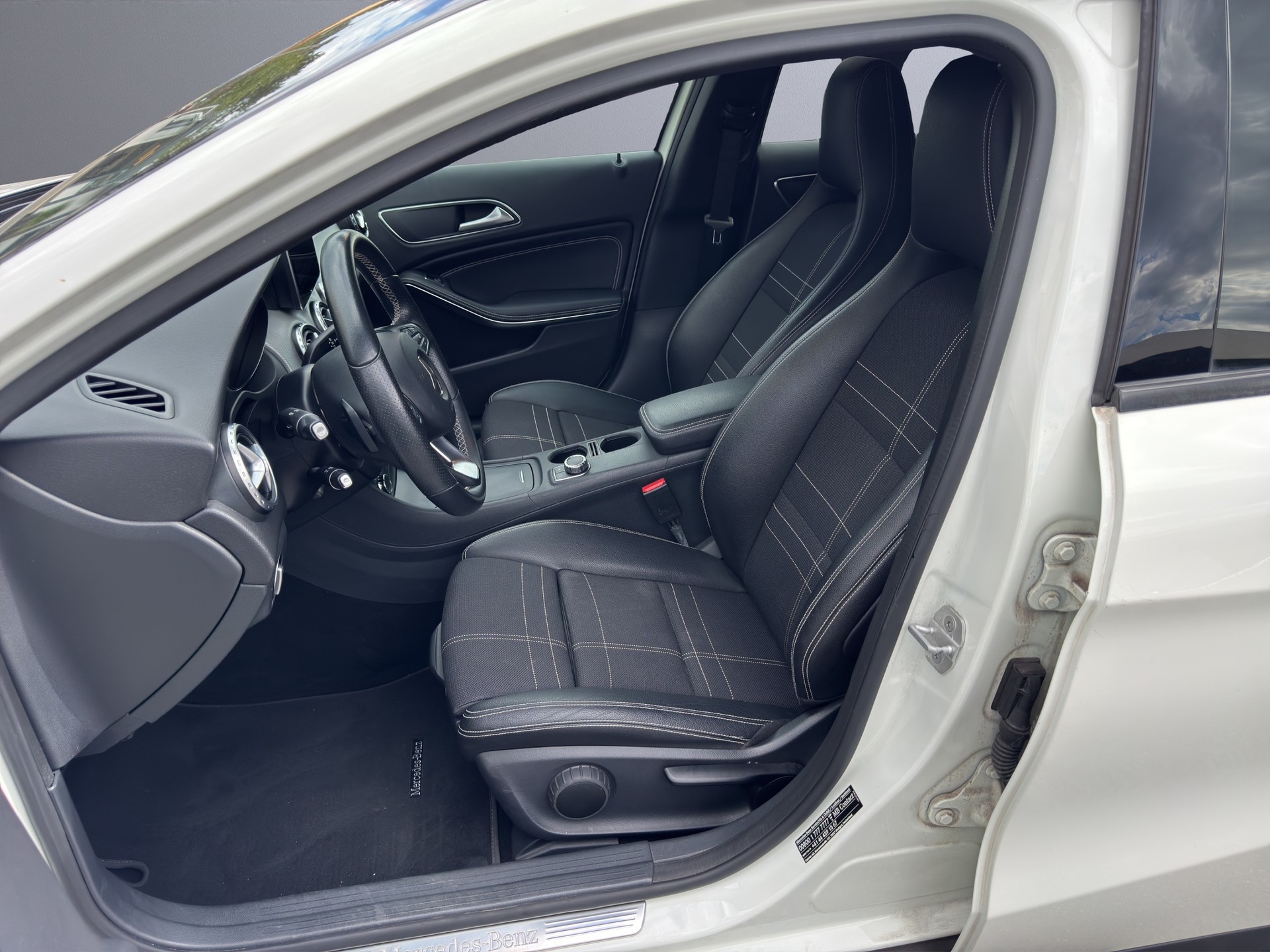 MERCEDES-BENZ GLA 200 Night Star 7G-DCT-image-9