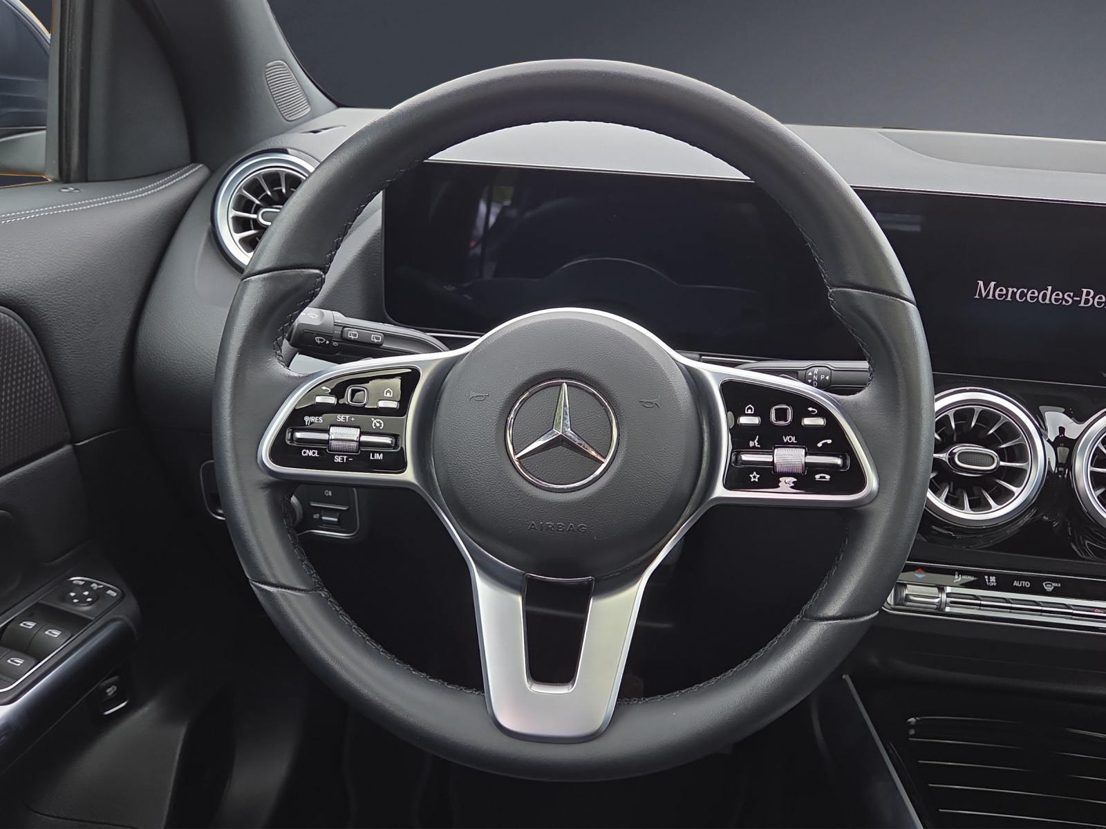 MERCEDES-BENZ EQA 300 4Matic-image-12
