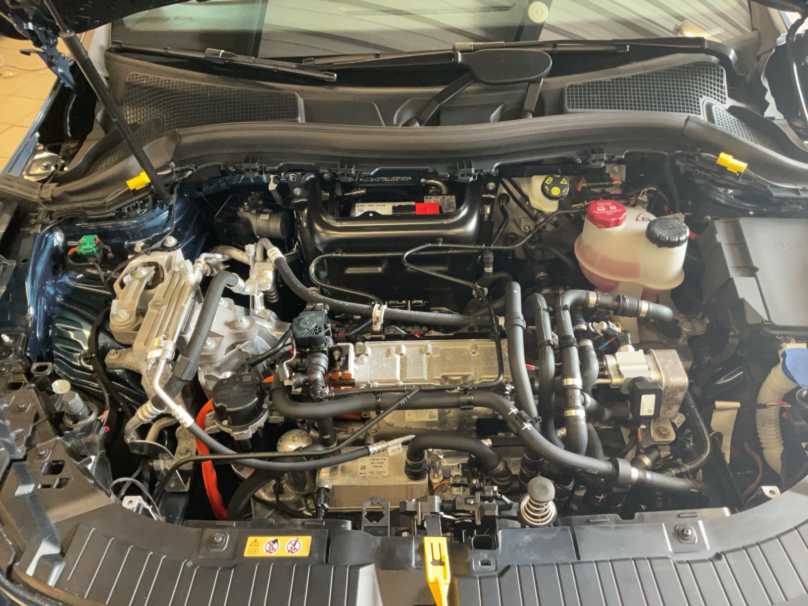 MERCEDES-BENZ EQA 300 4Matic-image-18