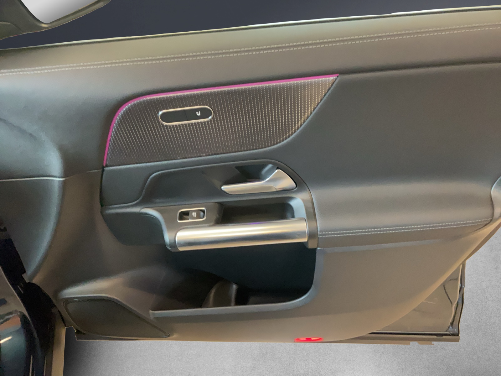 MERCEDES-BENZ EQA 300 4Matic-image-10