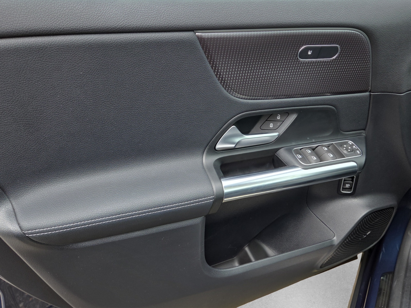 MERCEDES-BENZ EQA 300 4Matic-image-8