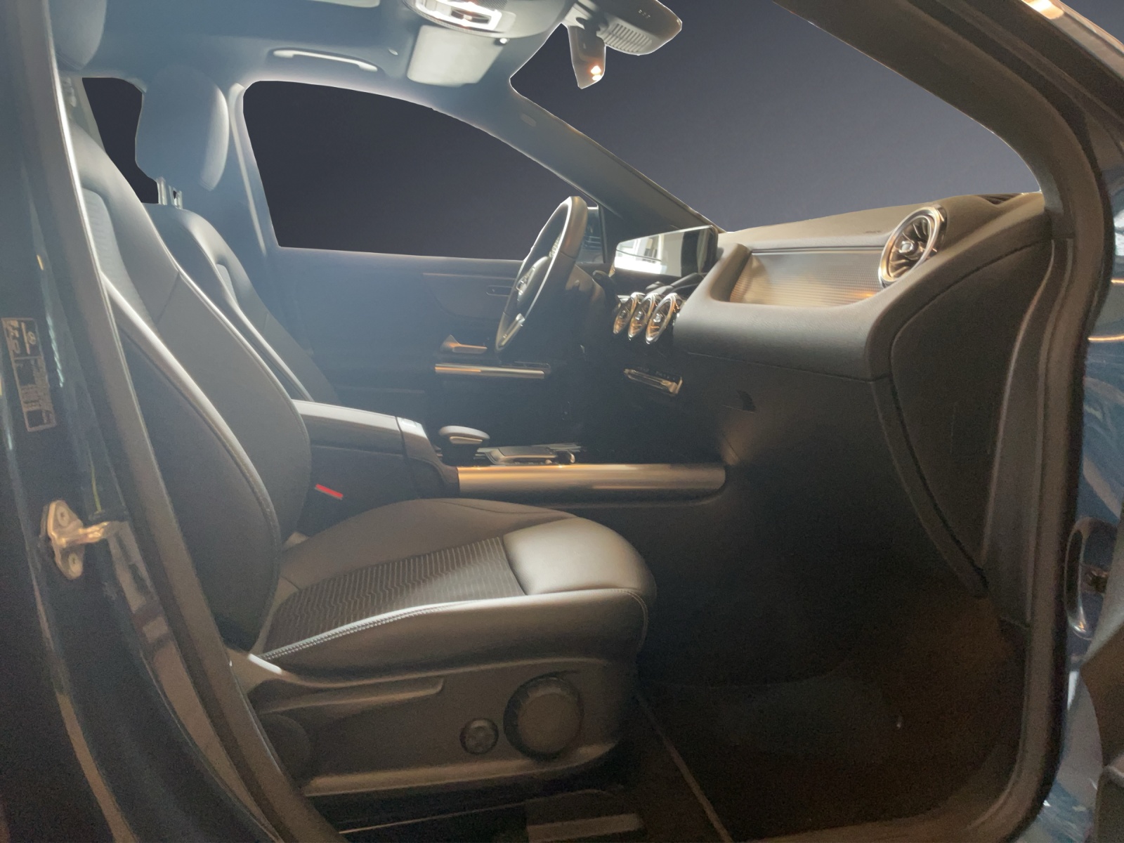MERCEDES-BENZ EQA 300 4Matic-image-9