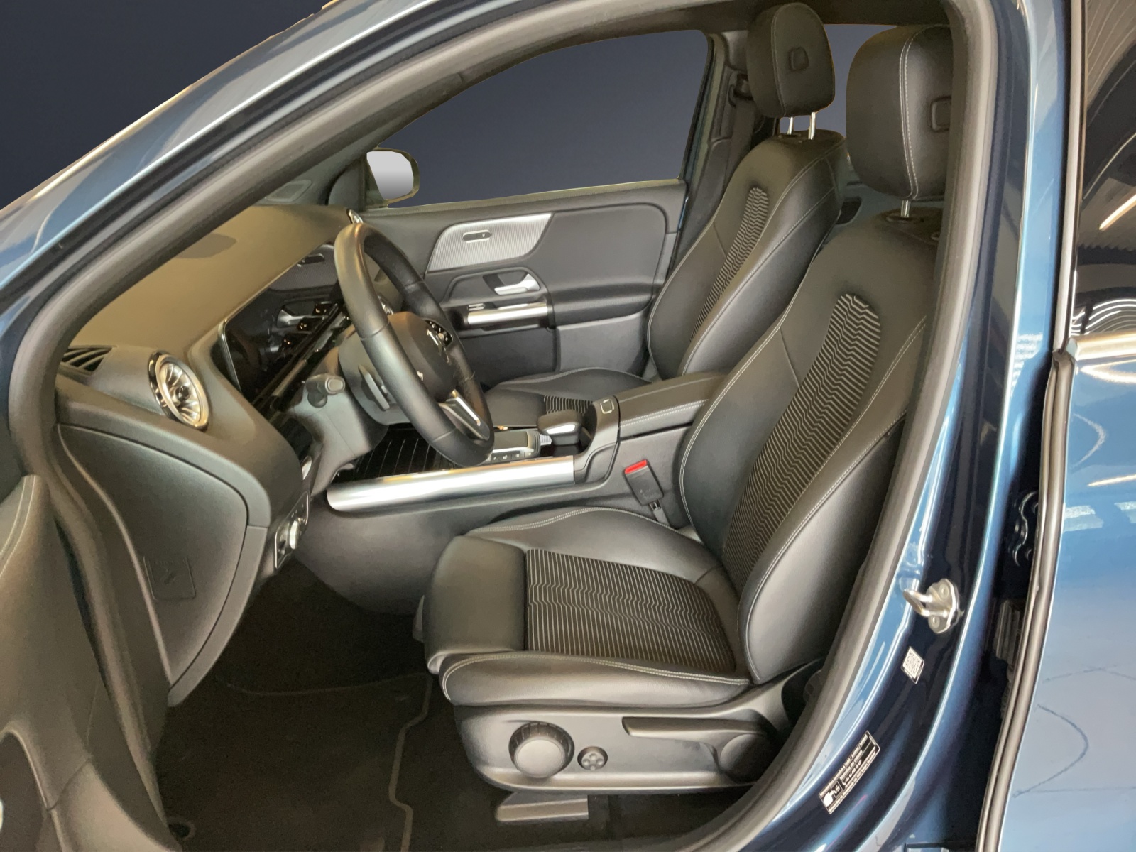MERCEDES-BENZ EQA 300 4Matic-image-6