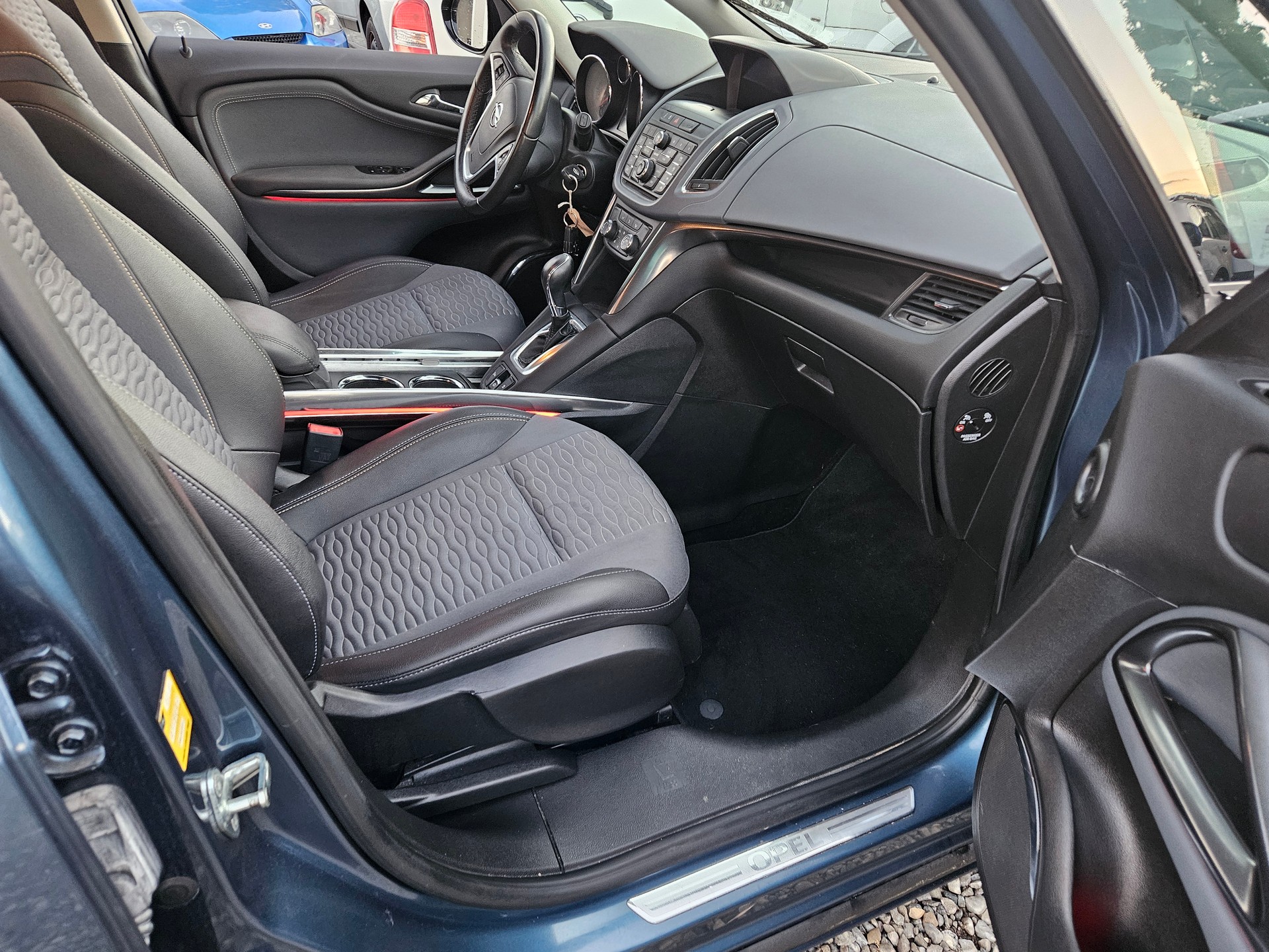OPEL Zafira Tourer 1.4i 16V Turbo Cosmo Automatic-image-8