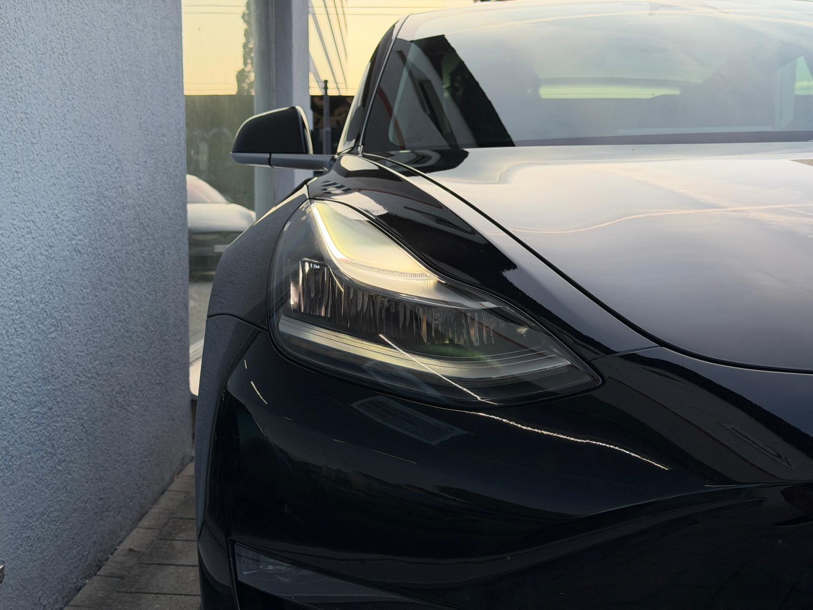 TESLA Model 3 Long Range Dual Motor AWD-showroom-element-3