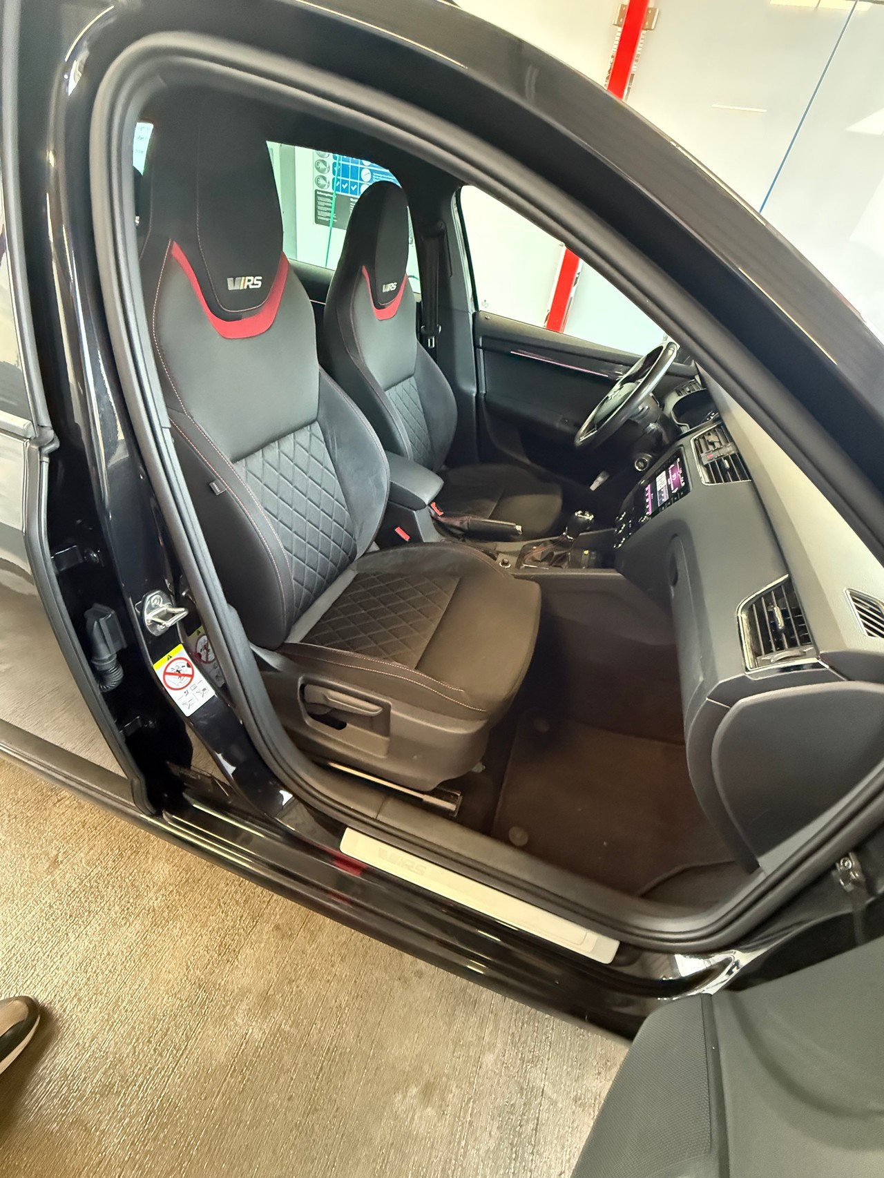 SKODA Octavia Combi 2.0 TDI RS 4x4 DSG-image-14