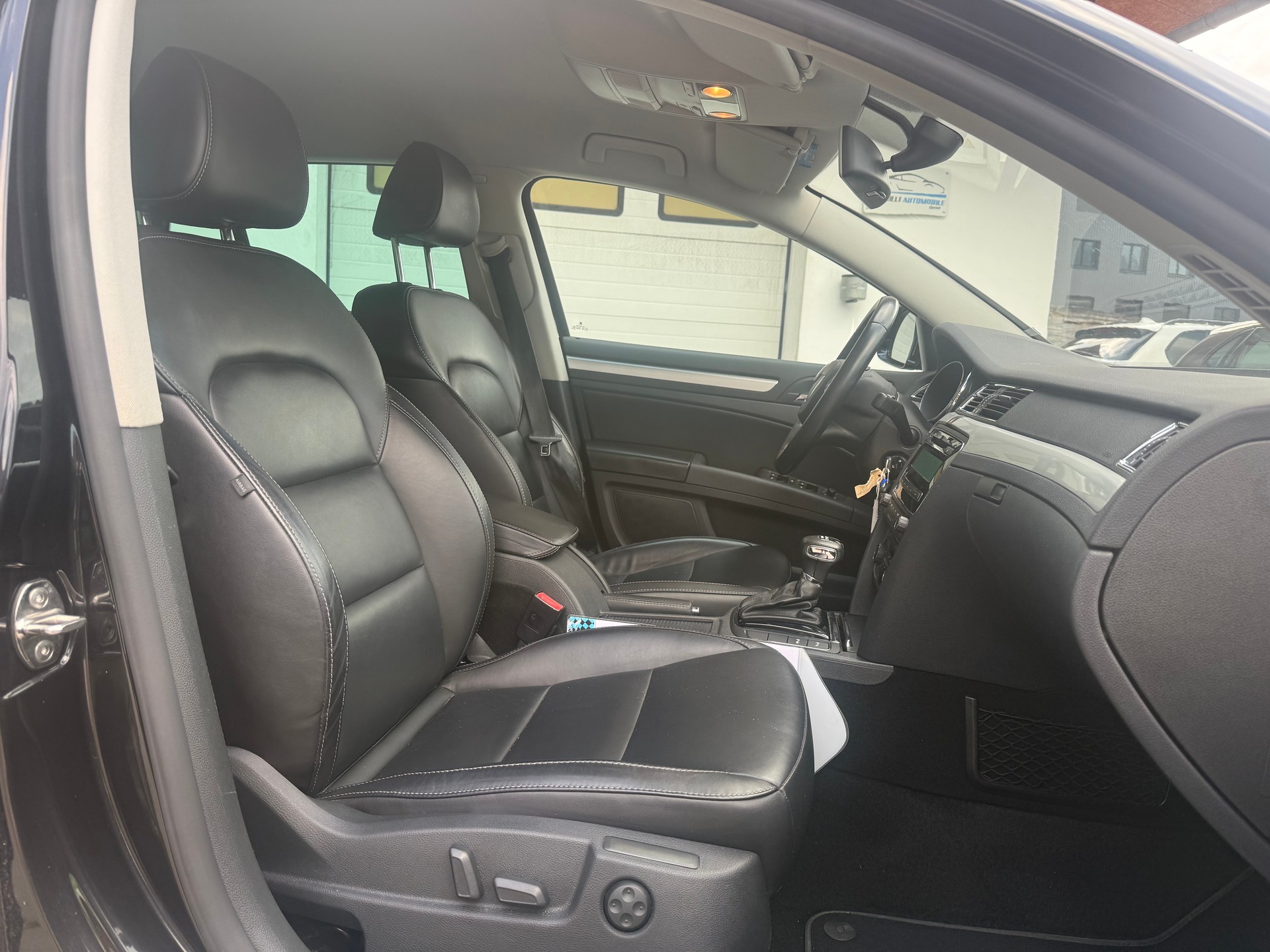 SKODA Superb Combi 2.0 TDi Elegance 4x4 DSG-image-9
