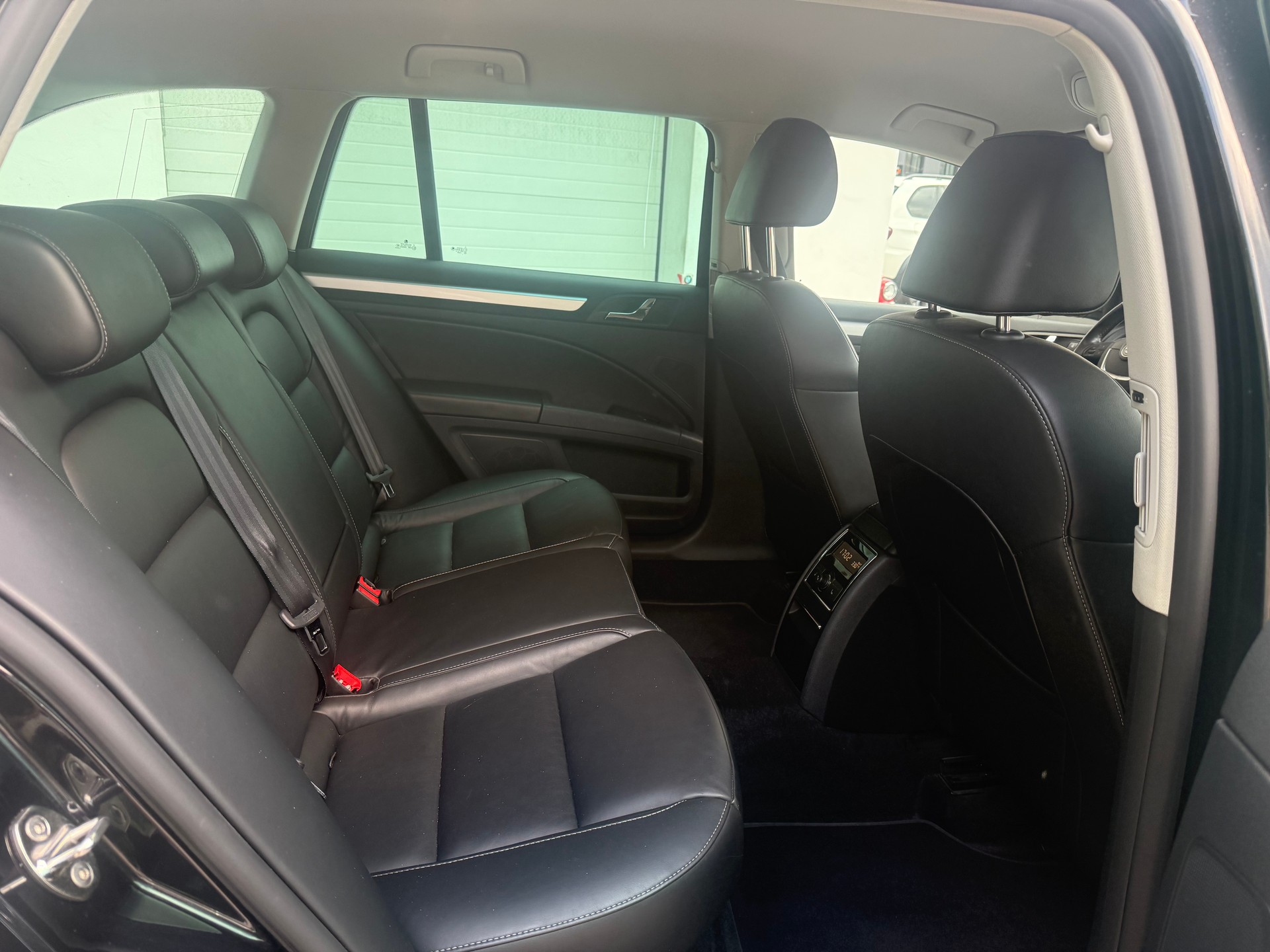 SKODA Superb Combi 2.0 TDi Elegance 4x4 DSG-image-13