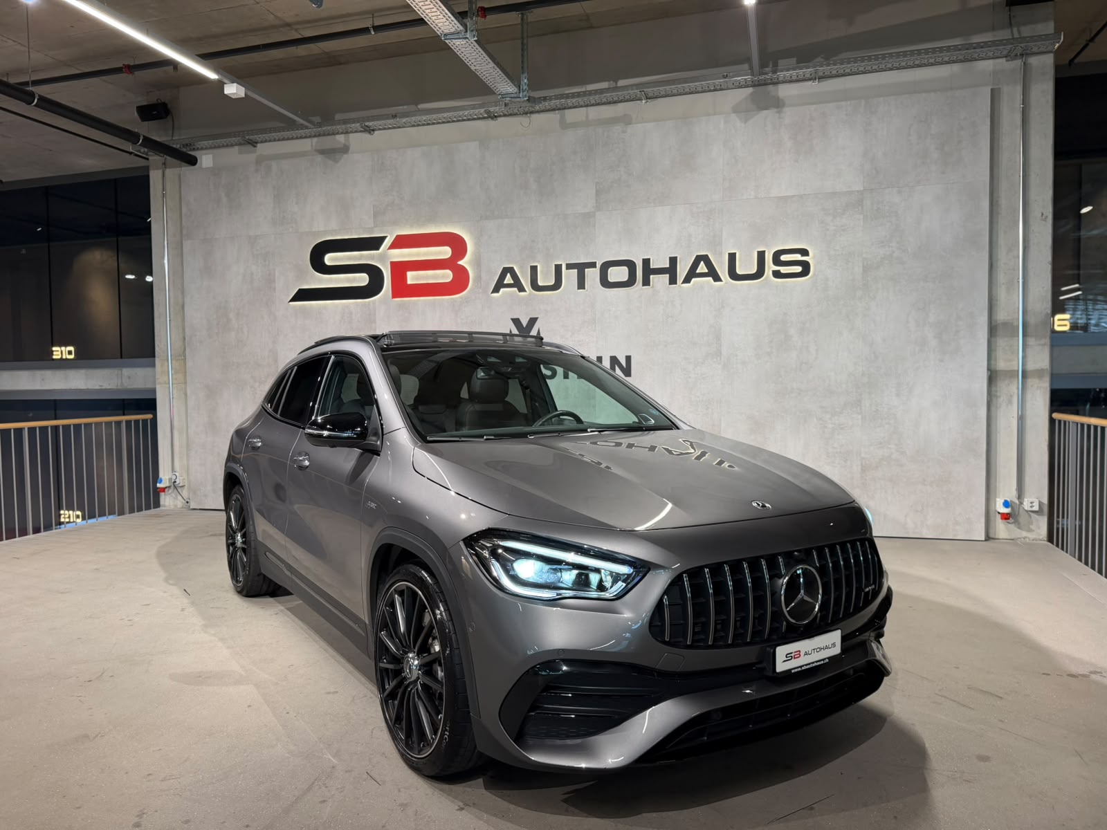 MERCEDES-BENZ GLA 35 AMG 4Matic 8G-Speedshift DCT (CH)-showroom-element-3