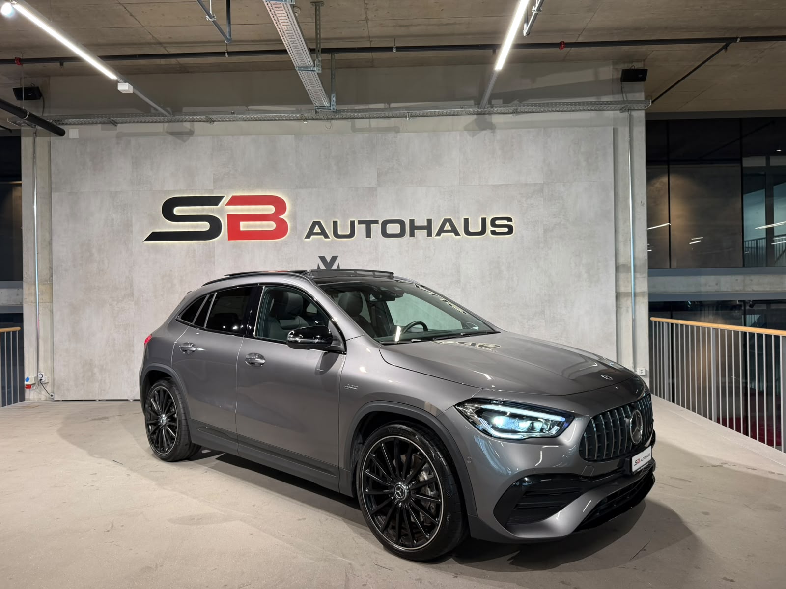 MERCEDES-BENZ GLA 35 AMG 4Matic 8G-Speedshift DCT (CH)-showroom-element-1
