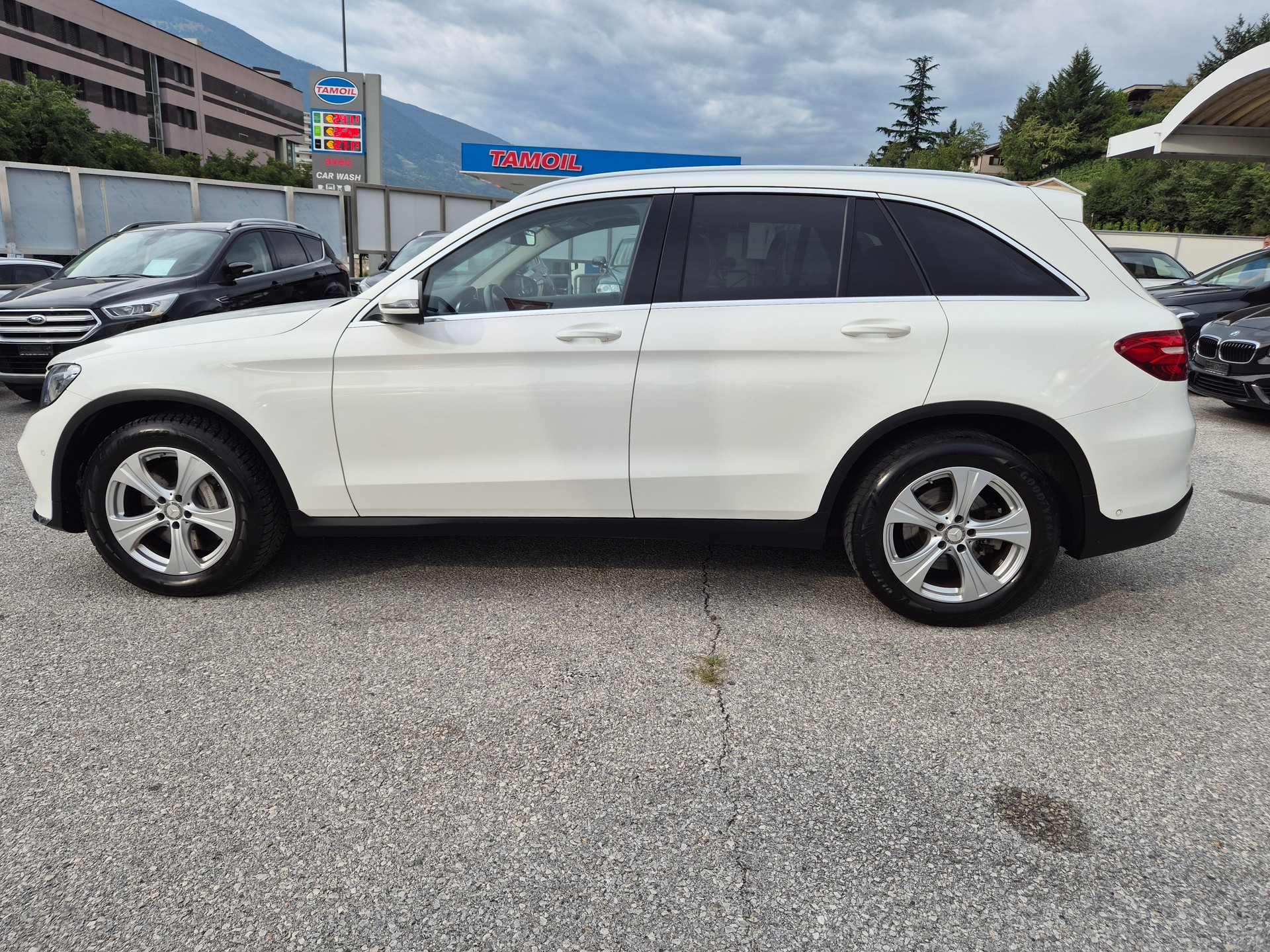 MERCEDES-BENZ GLC 250 d AMG Line 4Matic 9G-Tronic-showroom-element-3