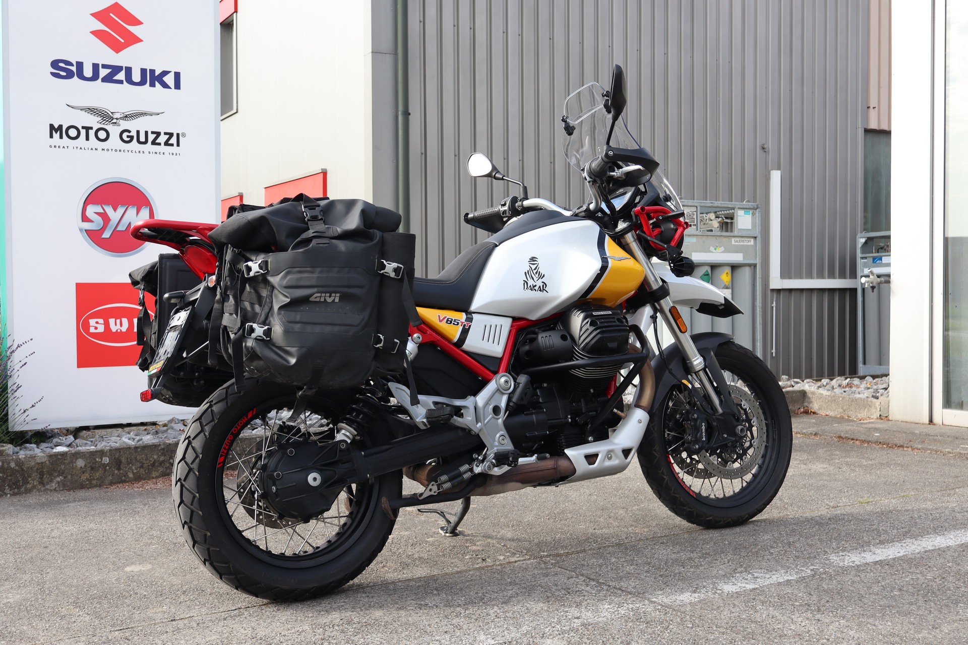 MOTO GUZZI V85 TT 850 Premium Graphics ABS-image-2