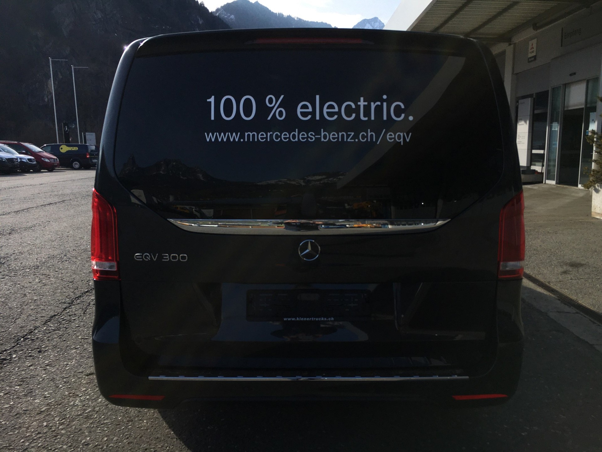 MERCEDES-BENZ EQV 300 lang-image-3
