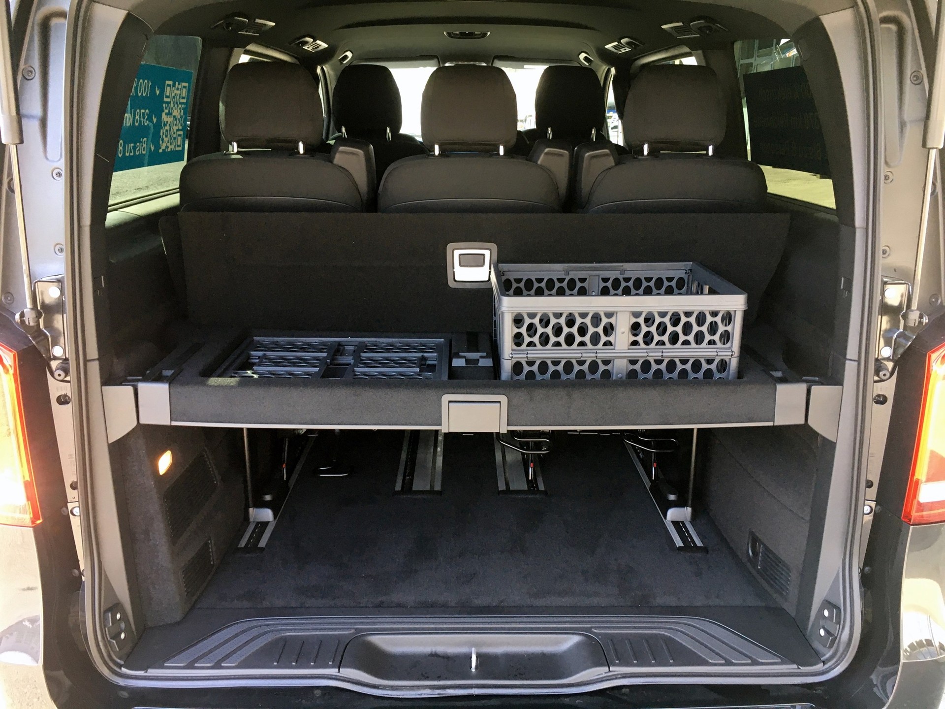MERCEDES-BENZ EQV 300 lang-image-4