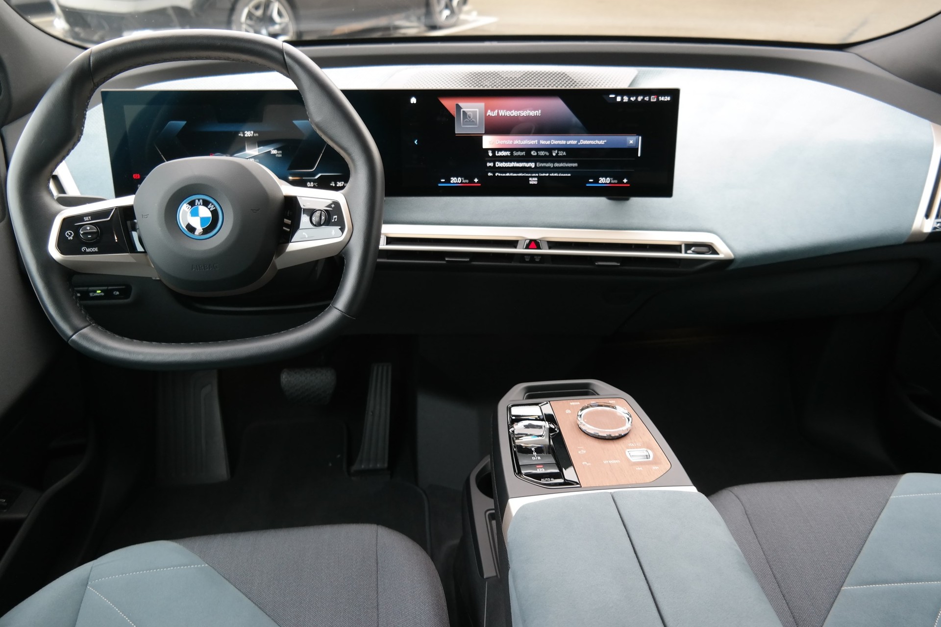BMW iX xDrive50-image-12