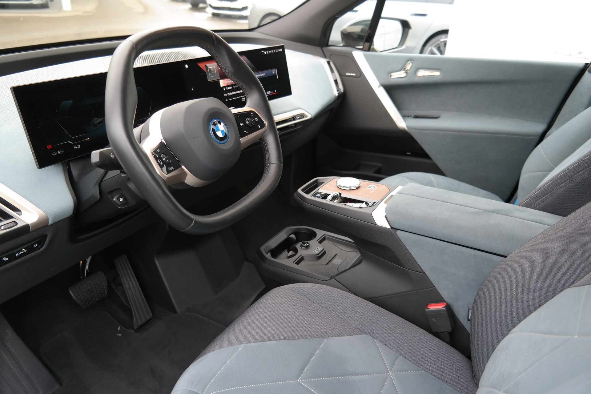 BMW iX xDrive50-image-4