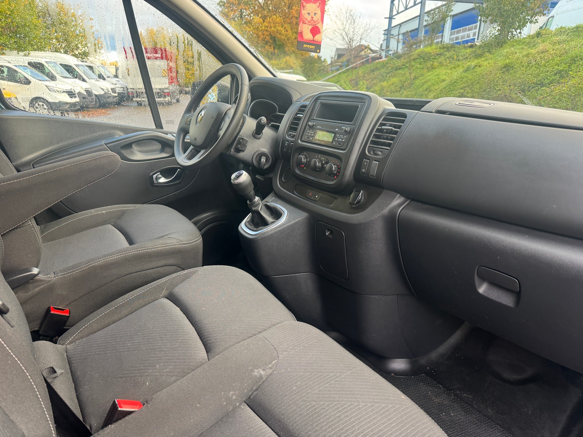 RENAULT TRAFIC-image-3