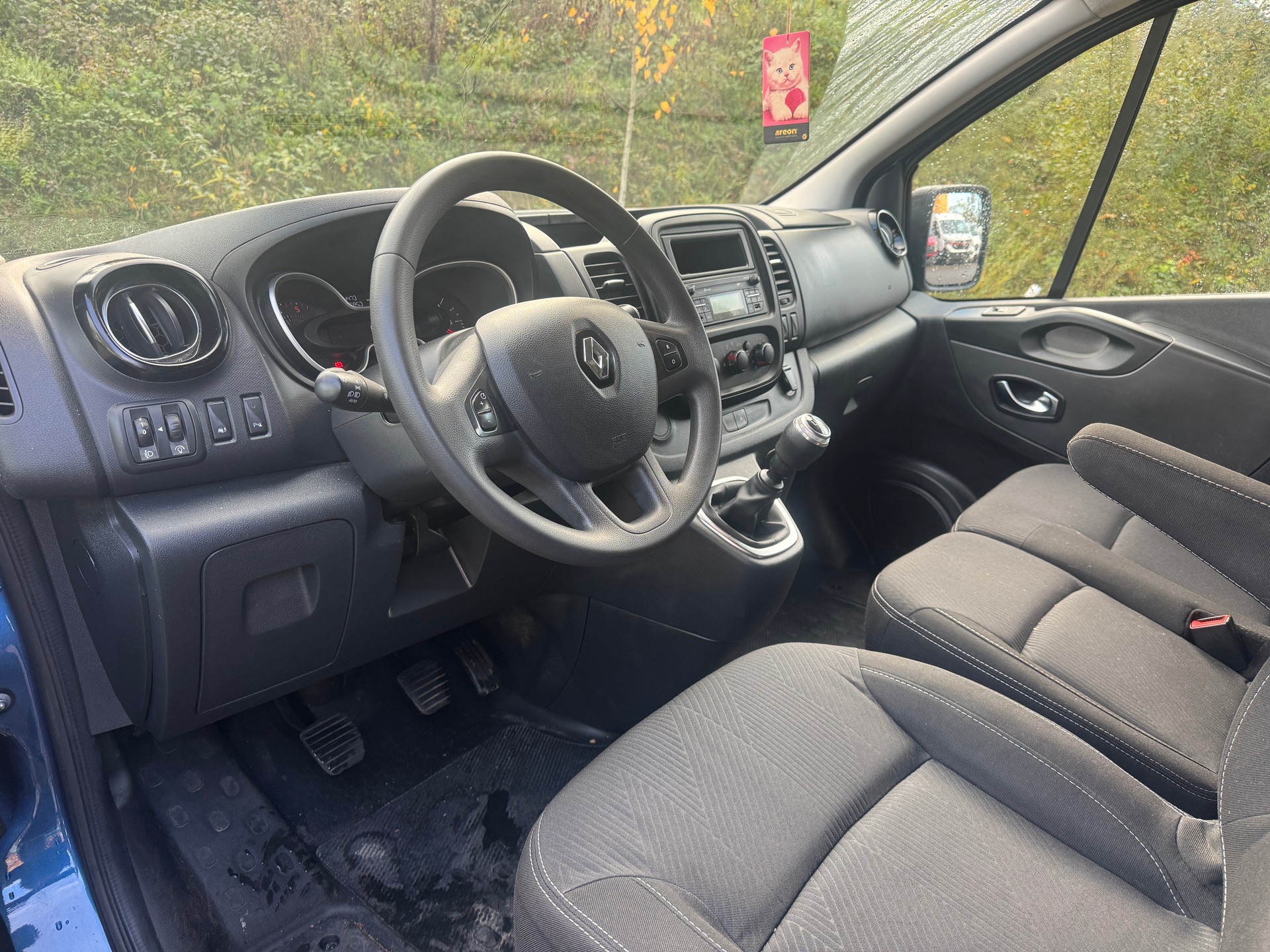 RENAULT TRAFIC-image-8
