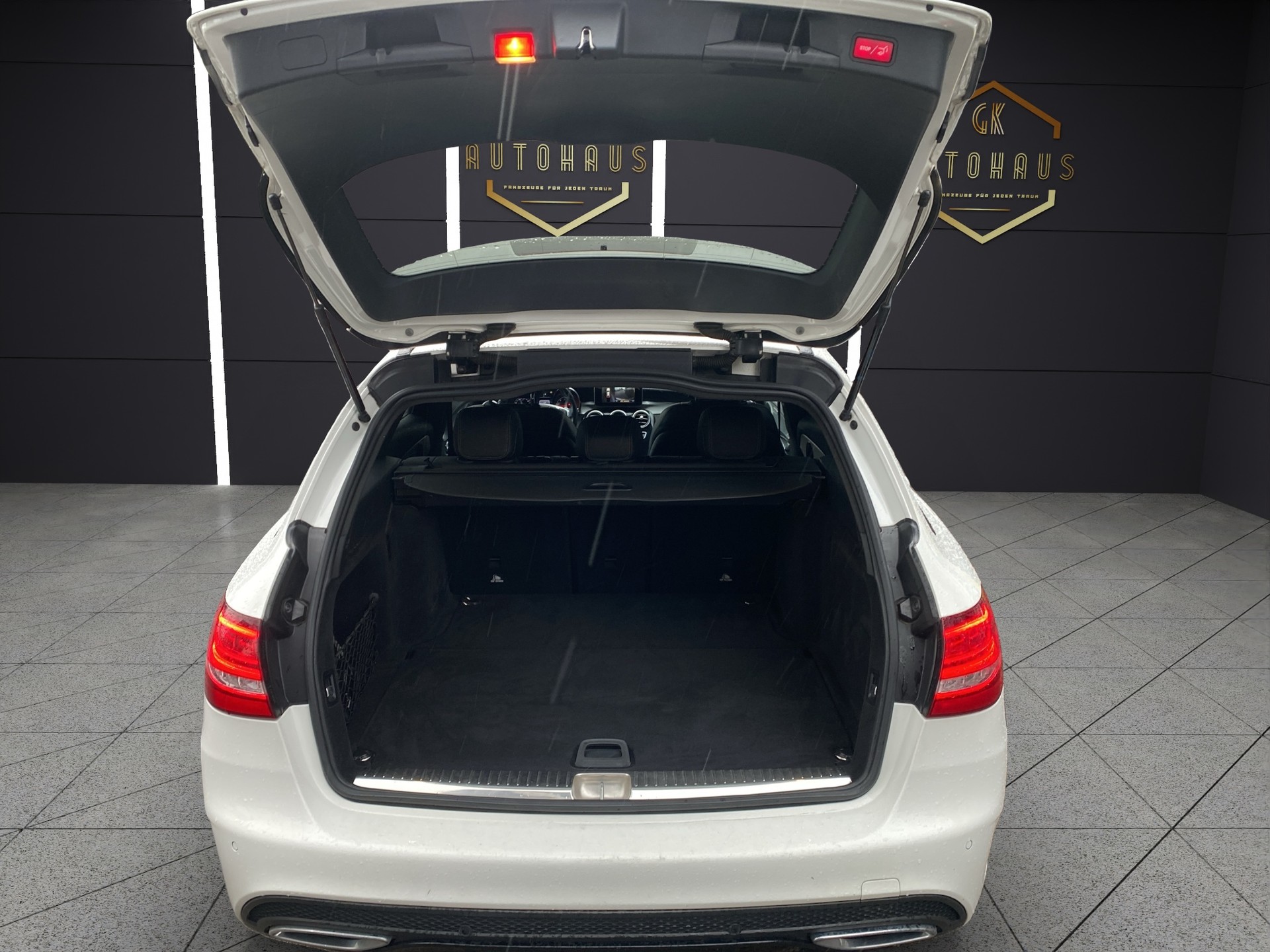 MERCEDES-BENZ C 250 d Swiss Star AMG Line 4Matic 9G-Tronic-image-4
