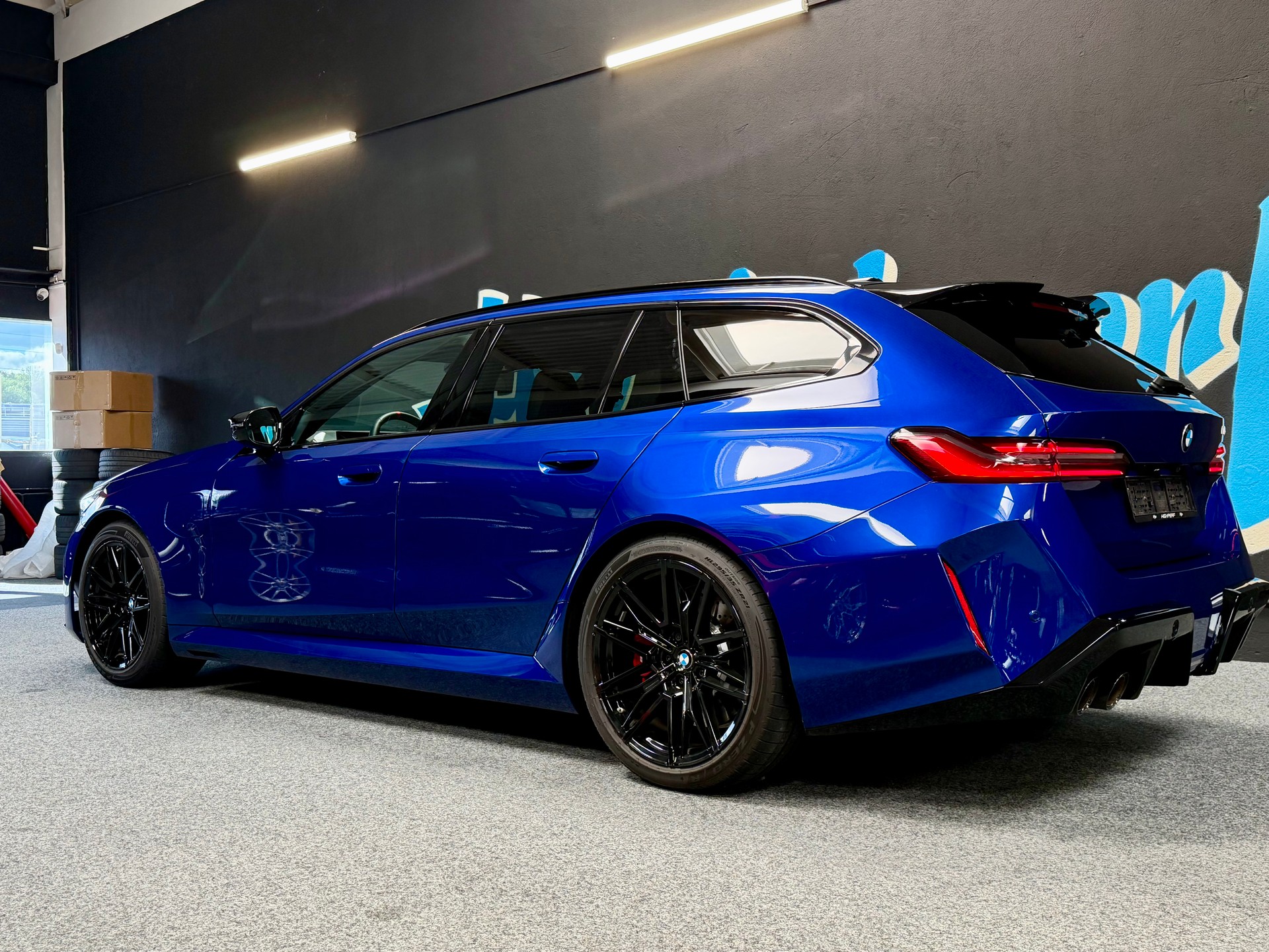 BMW M5 xDrive Touring-image-8