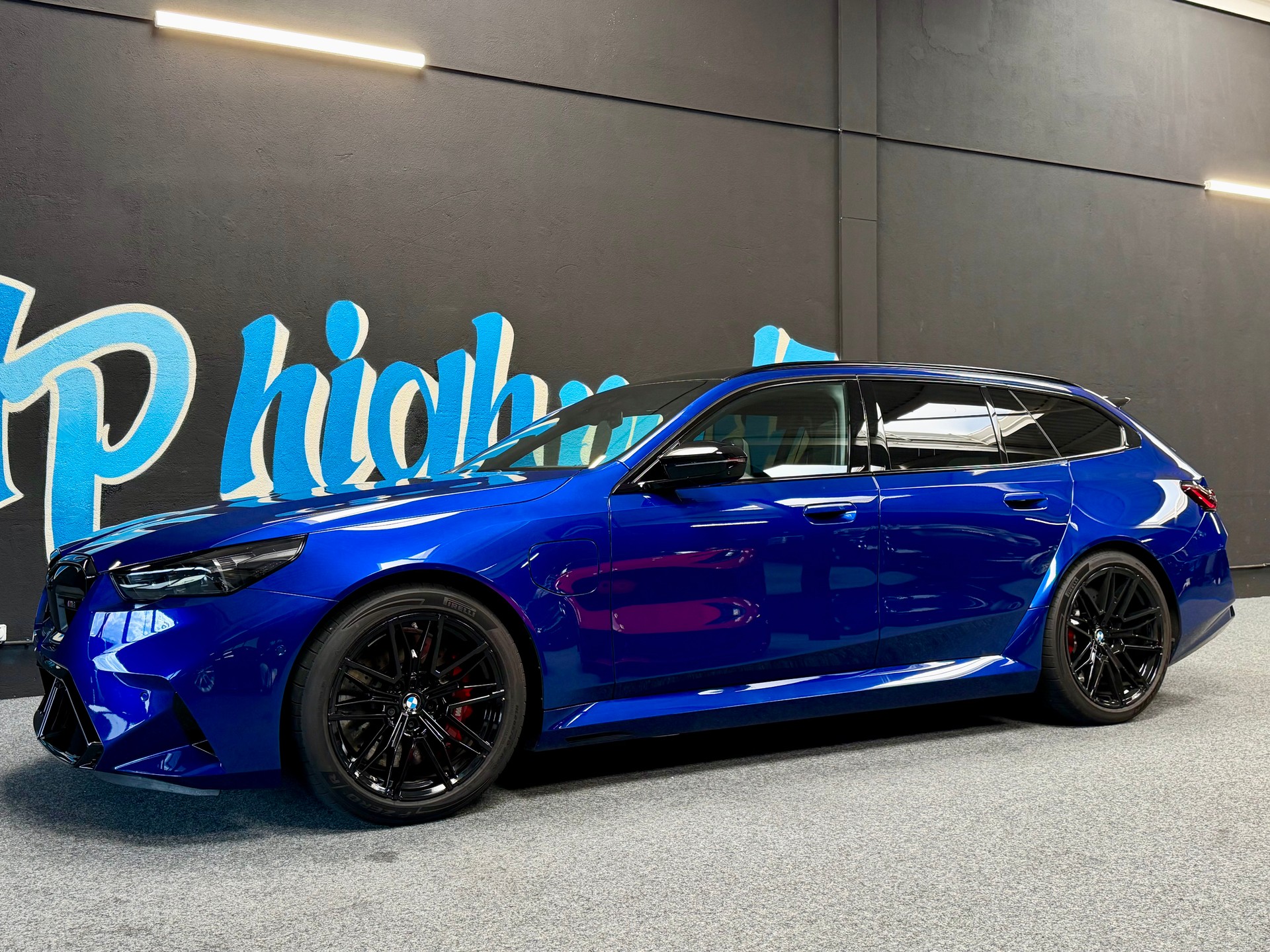 BMW M5 xDrive Touring-showroom-element-3