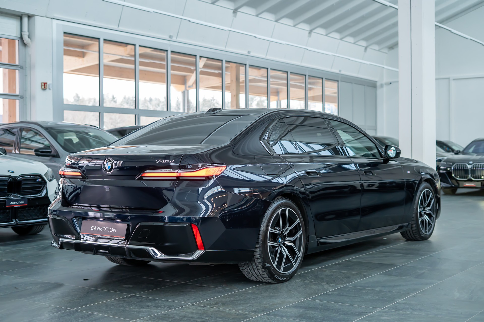 BMW 740d xDrive M Sport / Theatre Screen / Bowers&Wilkins / Iconic Glow-image-4