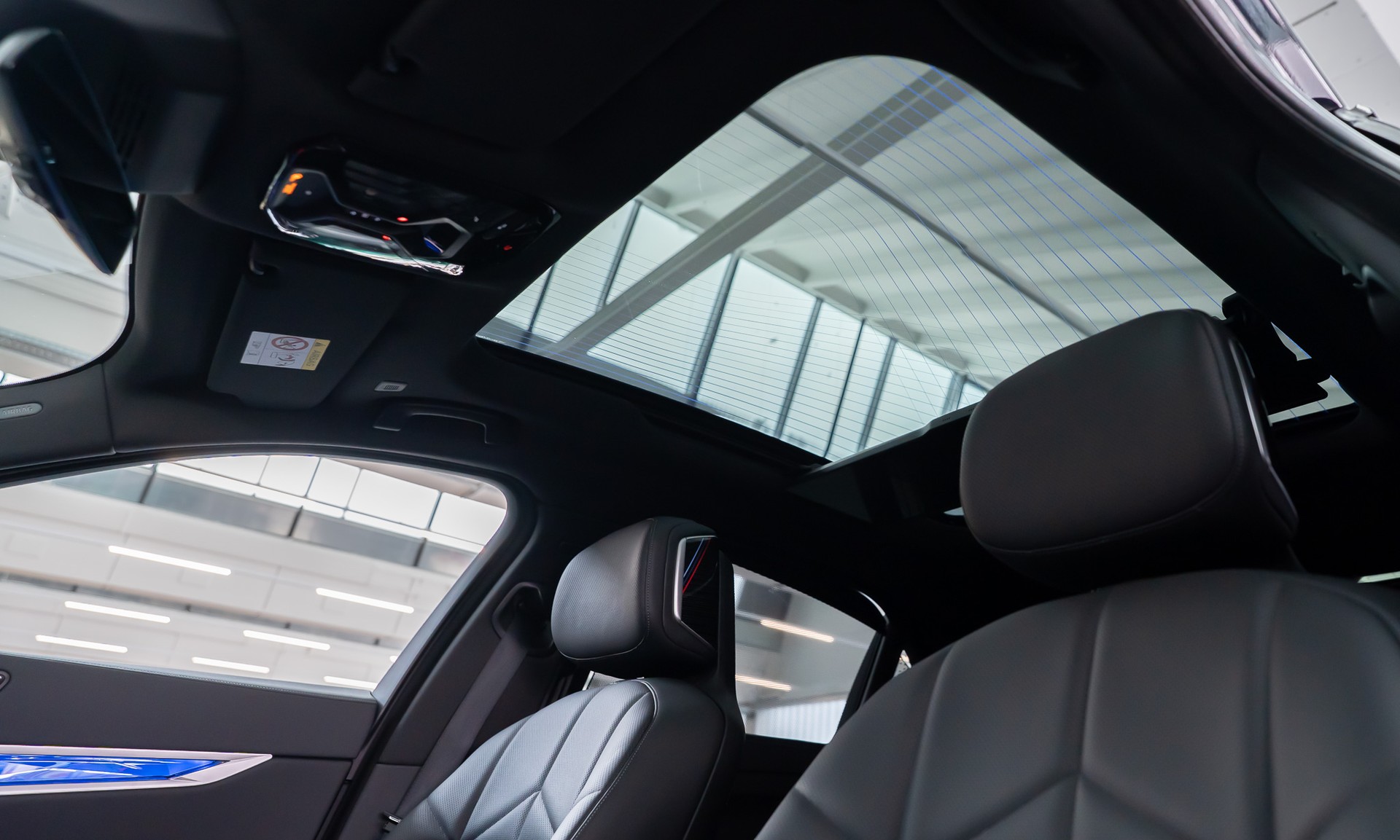 BMW 740d xDrive M Sport / Theatre Screen / Bowers&Wilkins / Iconic Glow-image-11