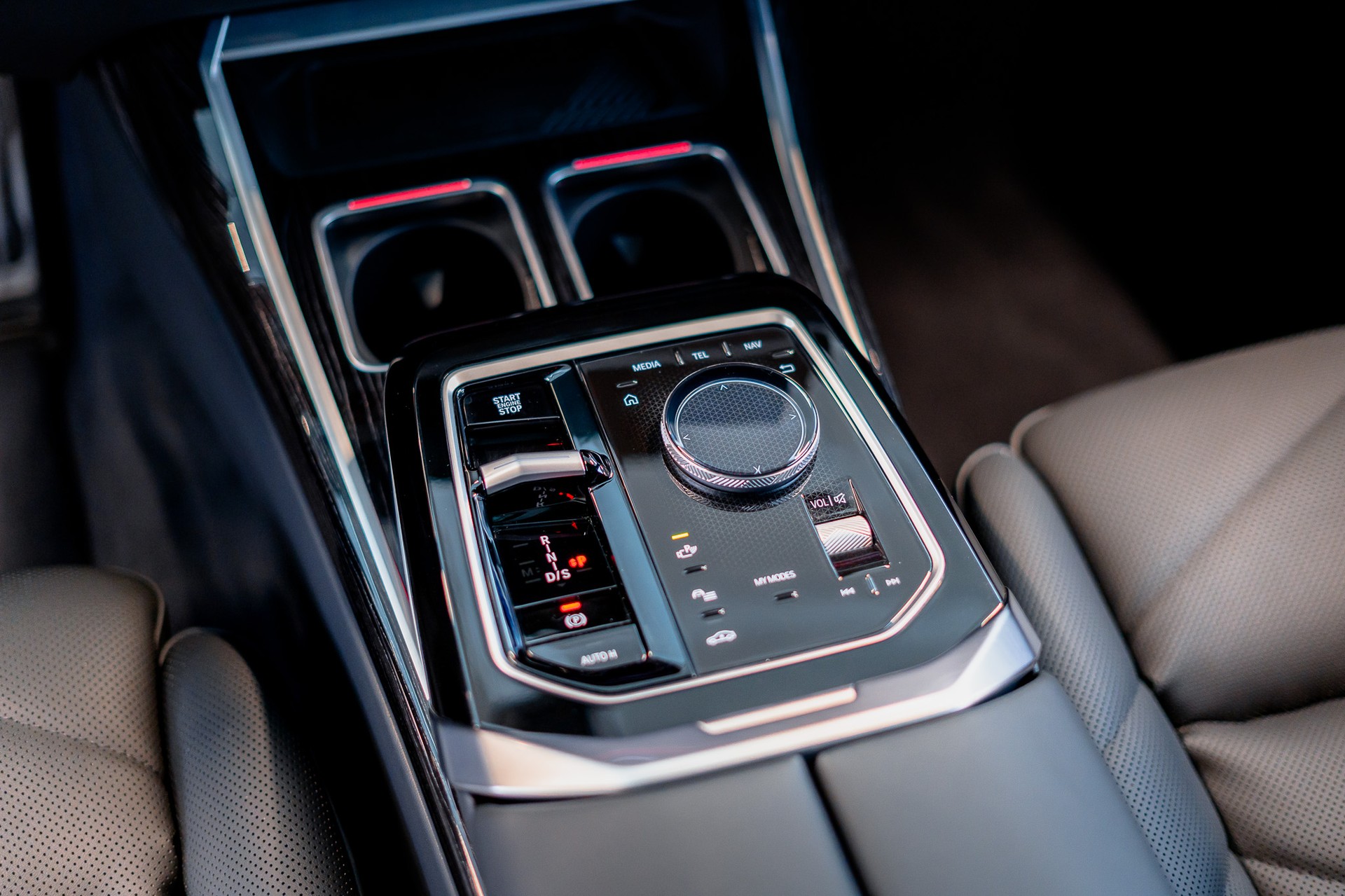 BMW 740d xDrive M Sport / Theatre Screen / Bowers&Wilkins / Iconic Glow-image-20