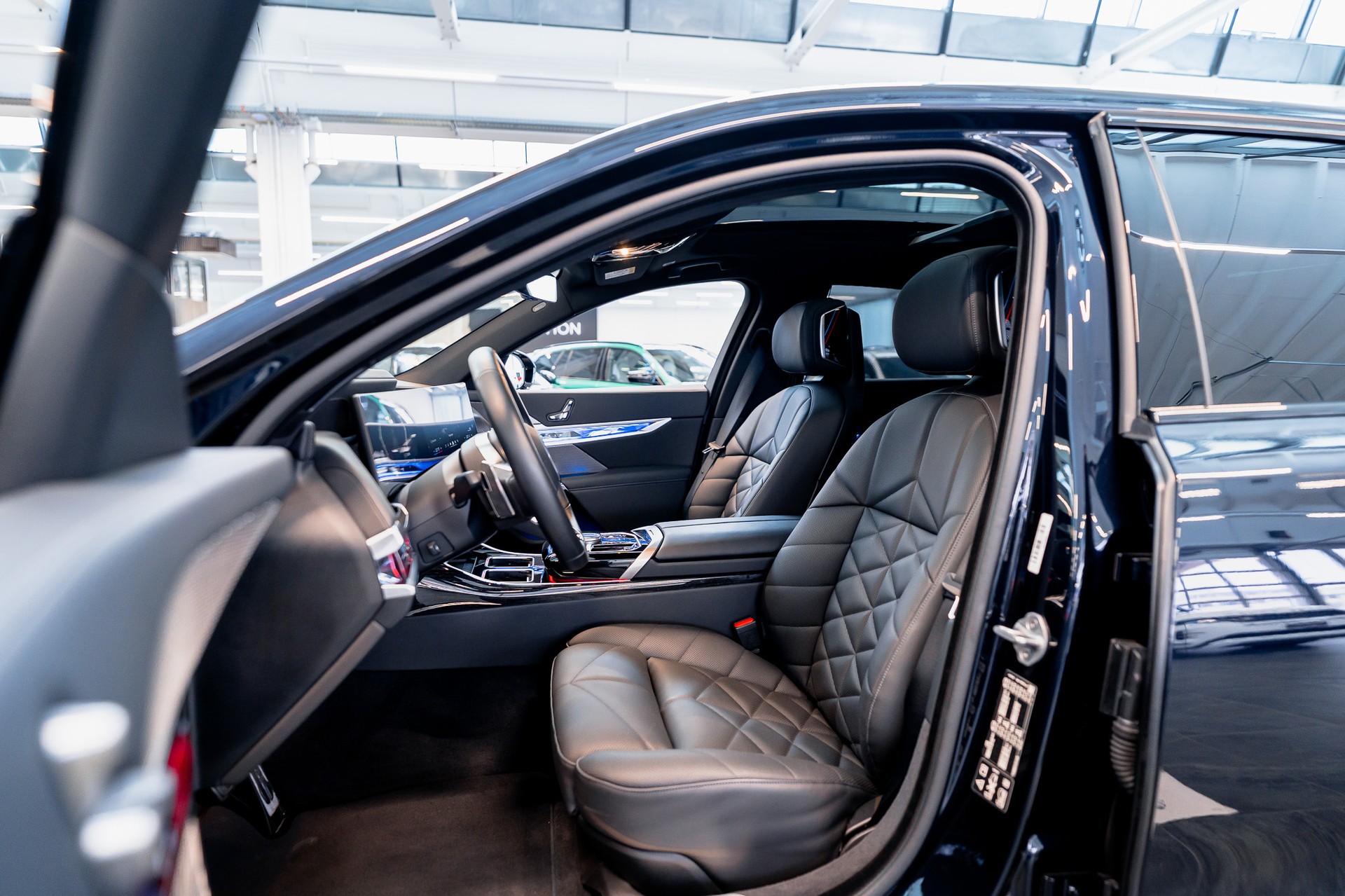 BMW 740d xDrive M Sport / Theatre Screen / Bowers&Wilkins / Iconic Glow-image-10