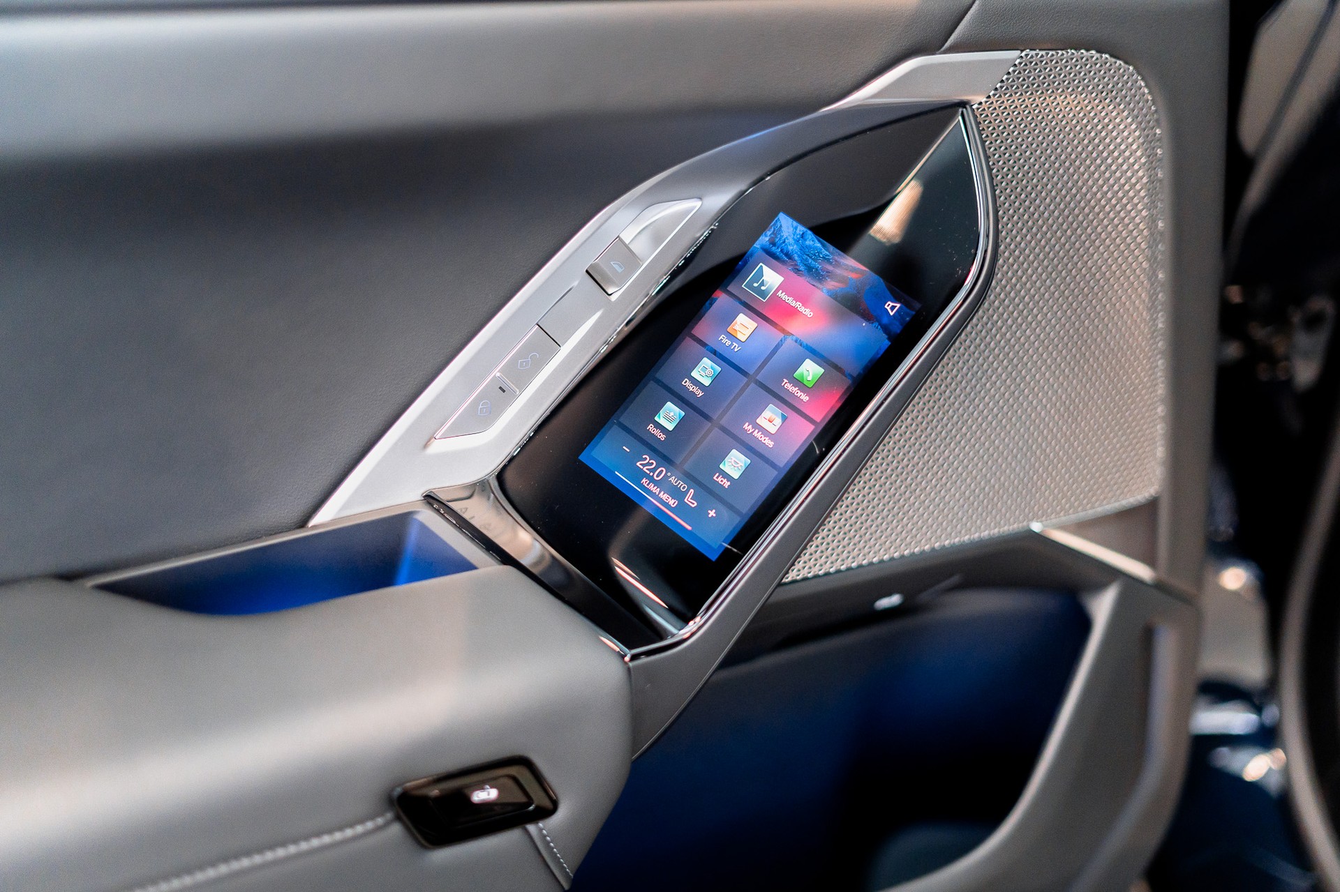 BMW 740d xDrive M Sport / Theatre Screen / Bowers&Wilkins / Iconic Glow-image-18