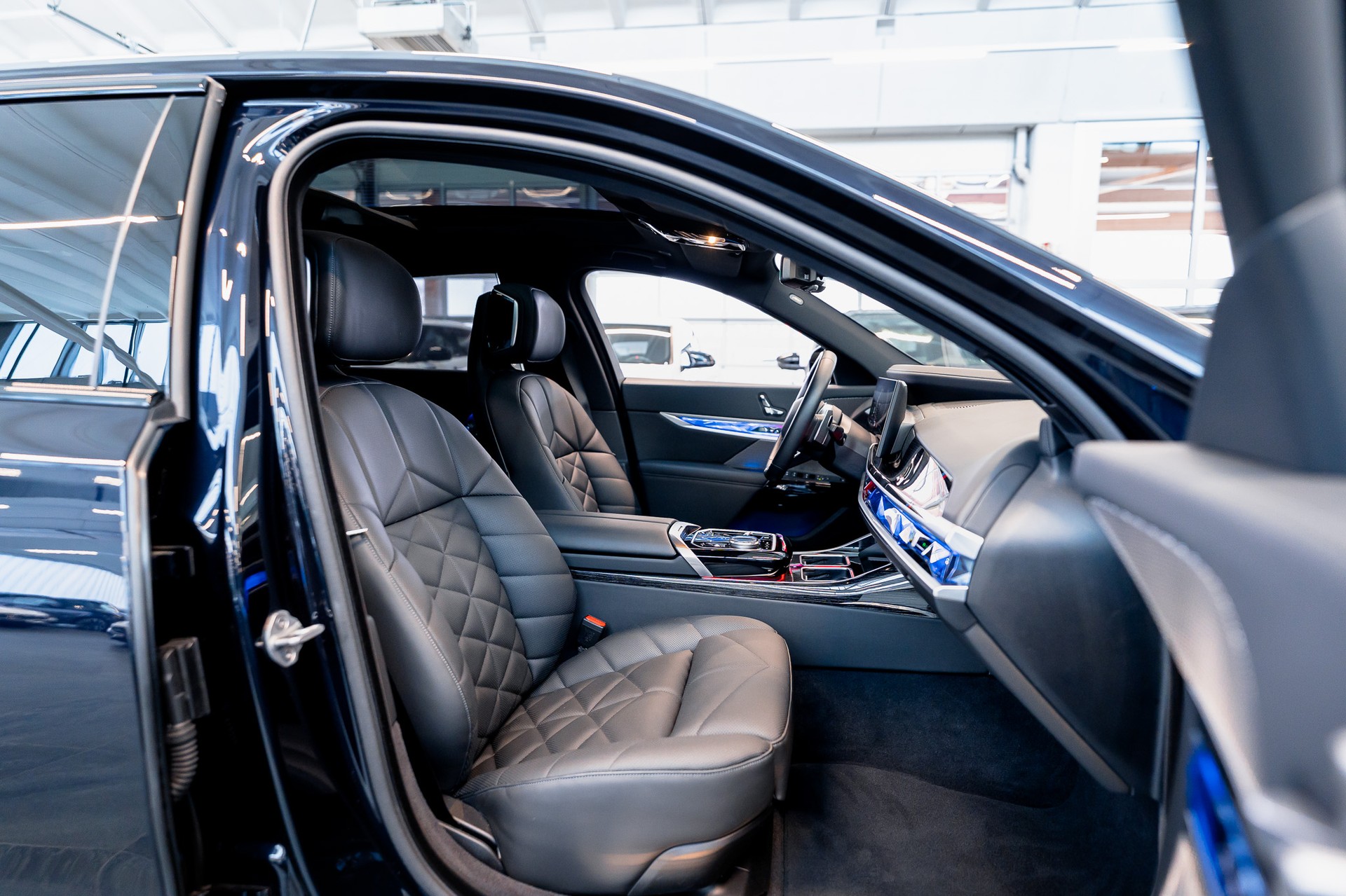 BMW 740d xDrive M Sport / Theatre Screen / Bowers&Wilkins / Iconic Glow-image-16