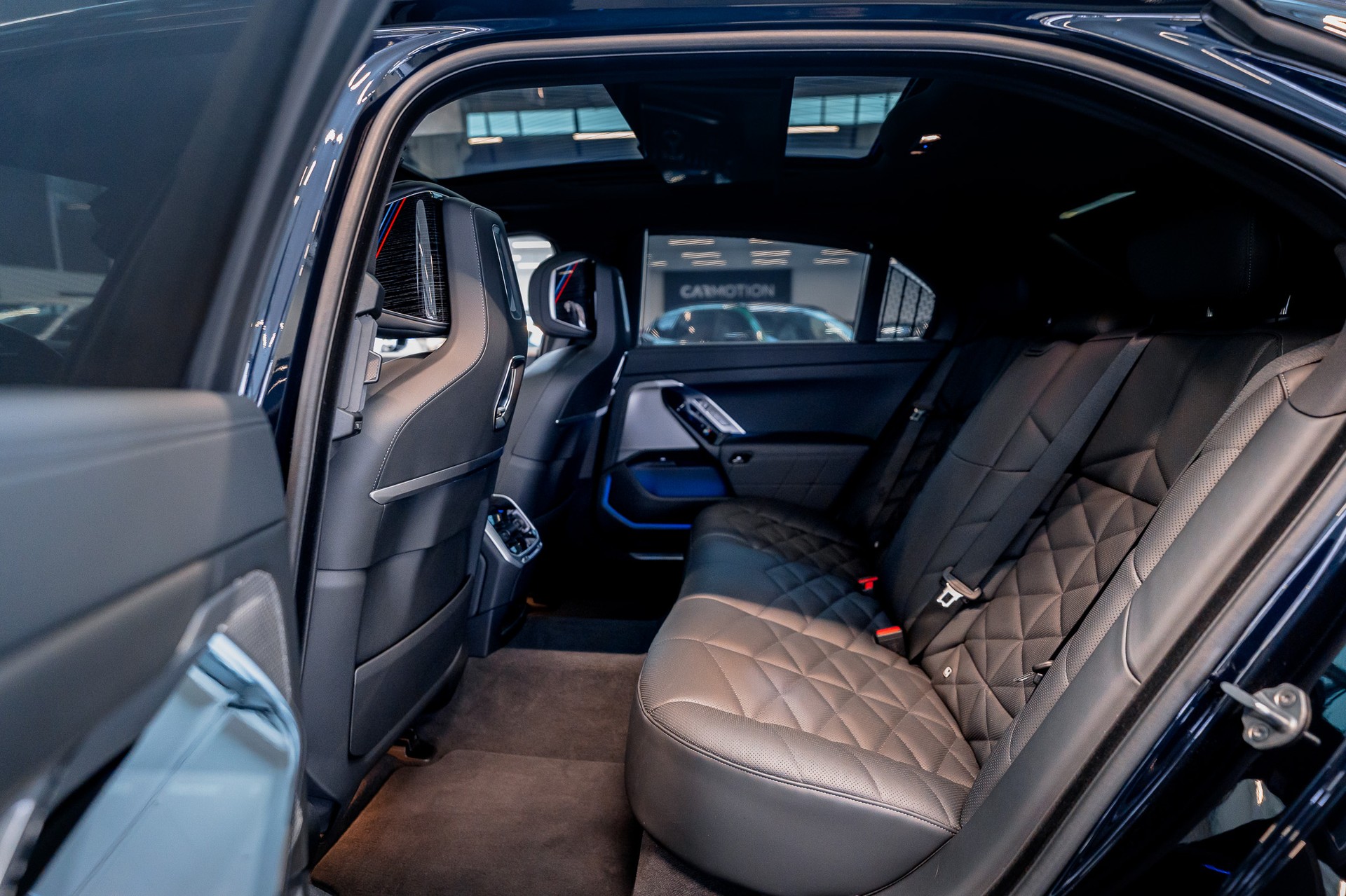 BMW 740d xDrive M Sport / Theatre Screen / Bowers&Wilkins / Iconic Glow-image-12
