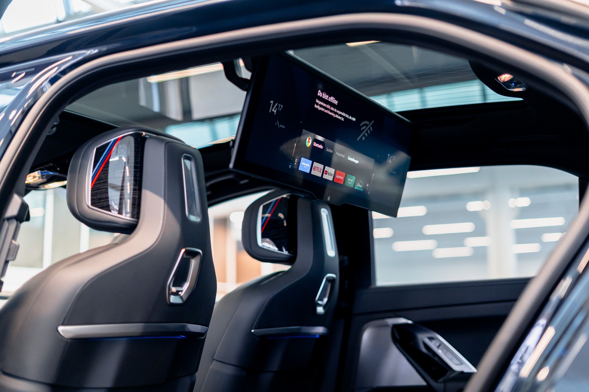 BMW 740d xDrive M Sport / Theatre Screen / Bowers&Wilkins / Iconic Glow-showroom-element-1