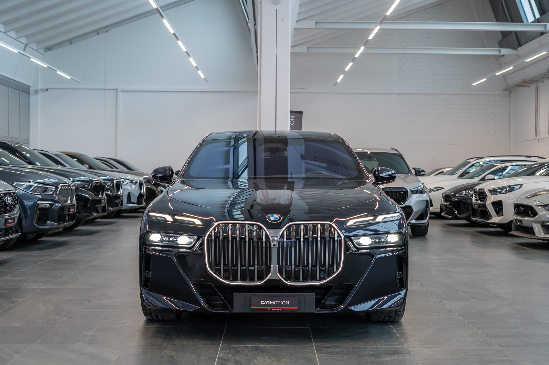 BMW 740d xDrive M Sport / Theatre Screen / Bowers&Wilkins / Iconic Glow-showroom-element-2